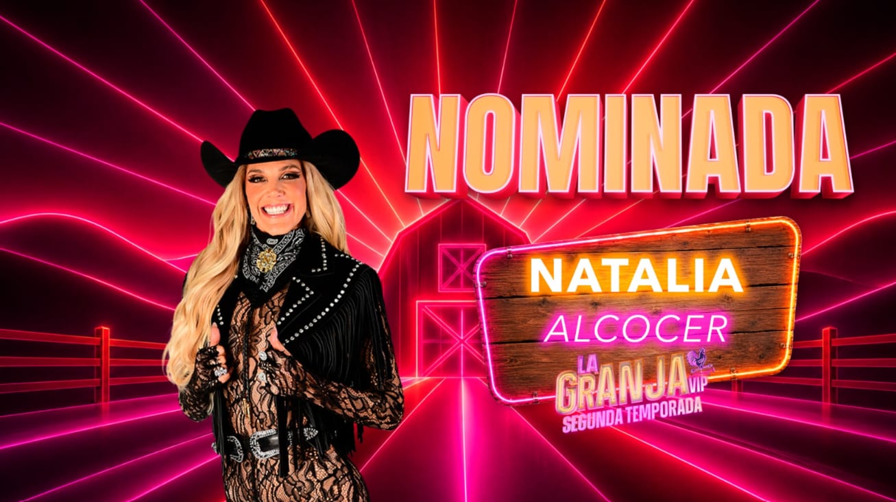 Natalia Alcocer, con sombrero y chaleco vaqueros negros, sonríe junto a la palabra Nominada y el logo de La Granja VIP en una gráfica roja y rosa.
