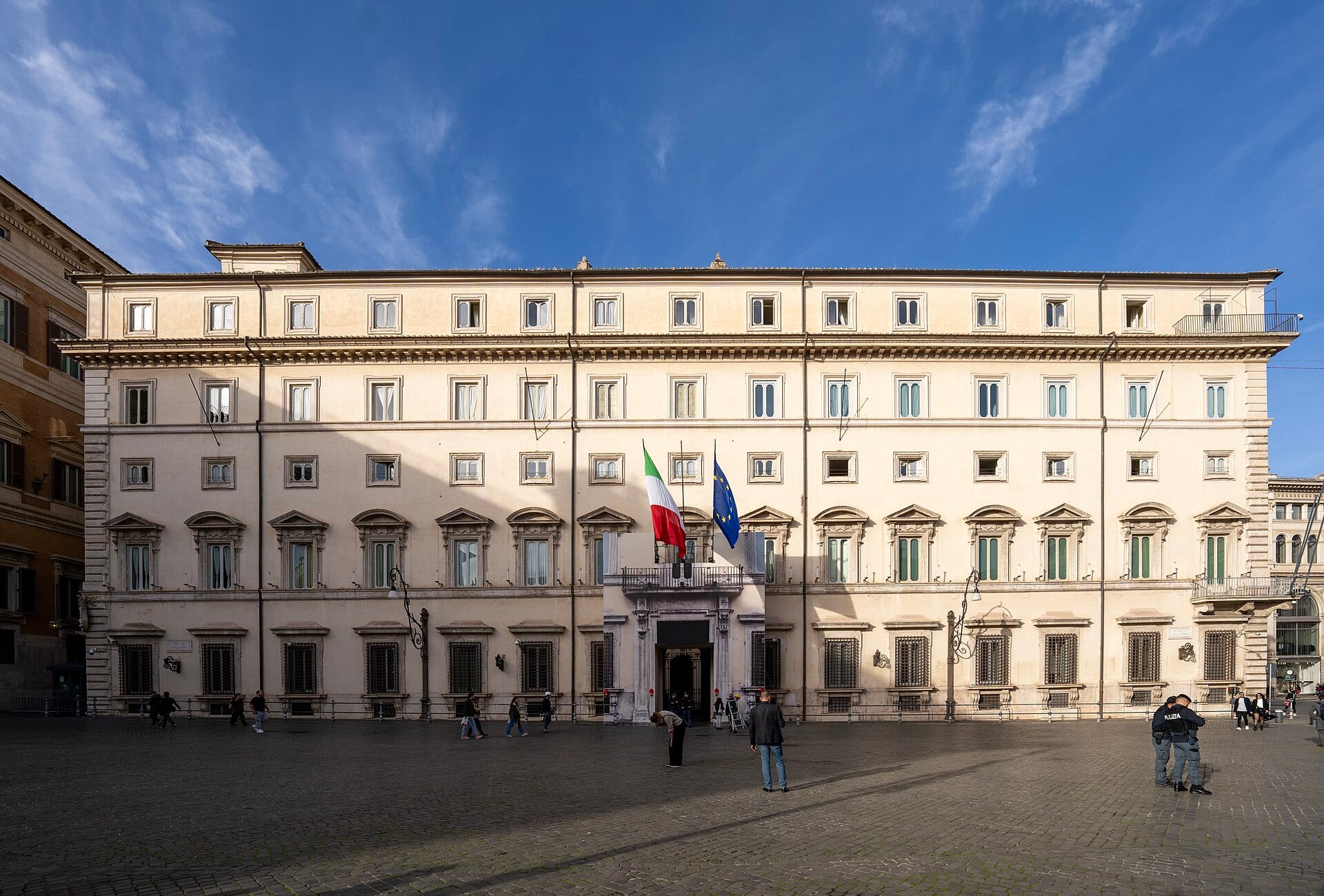 Fachada del Palacio Chigi en Roma, con las banderas de Italia y de la Unión Europea sobre el balcón de la entrada.