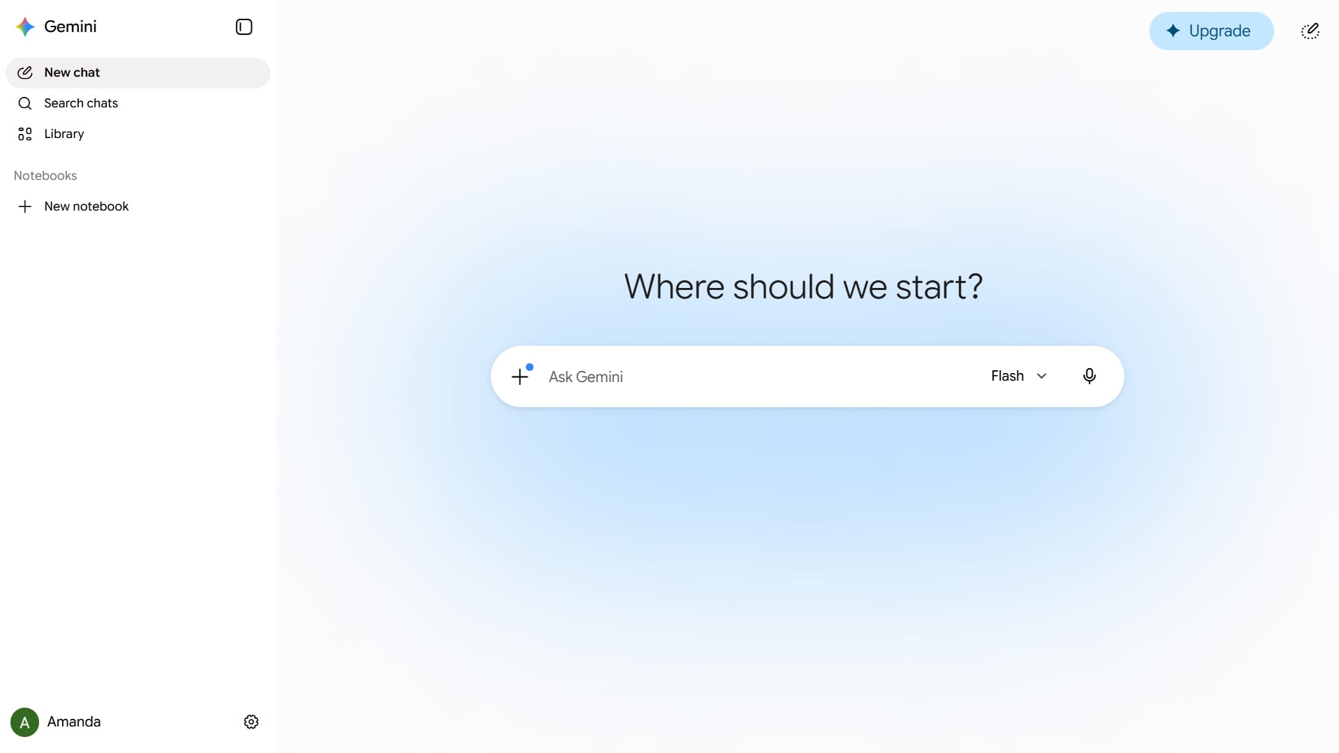 La interfaz web de Gemini, el asistente de inteligencia artificial de Google, con su cuadro de conversación y un menú lateral.