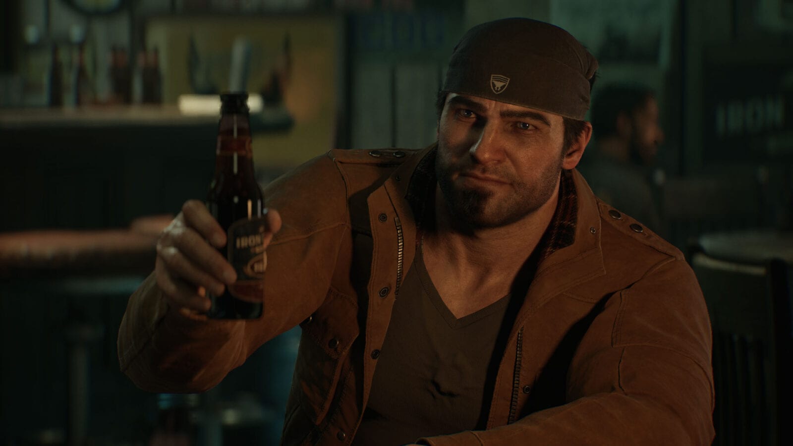 Marcus Fenix, con pañuelo en la cabeza y chamarra café, levanta una botella de cerveza en un bar poco iluminado.