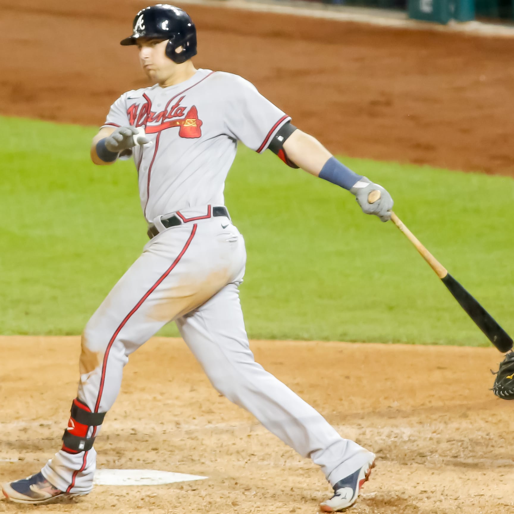 Austin Riley, tercera base de los Braves de Atlanta, termina su swing en un juego de 2020.