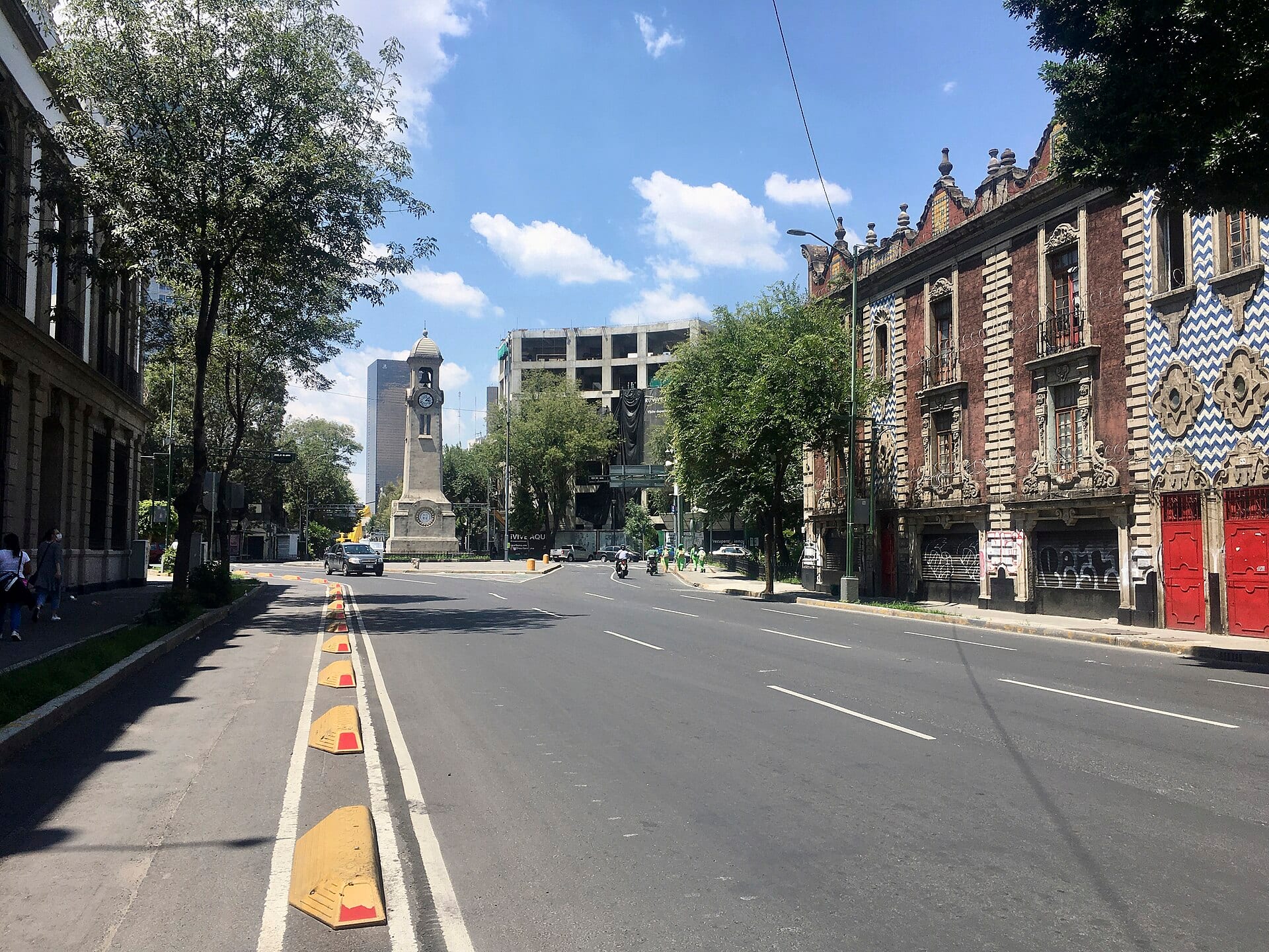 Avenida Bucareli con poco tránsito, el Reloj Chino al fondo y una casona de azulejos a la derecha.