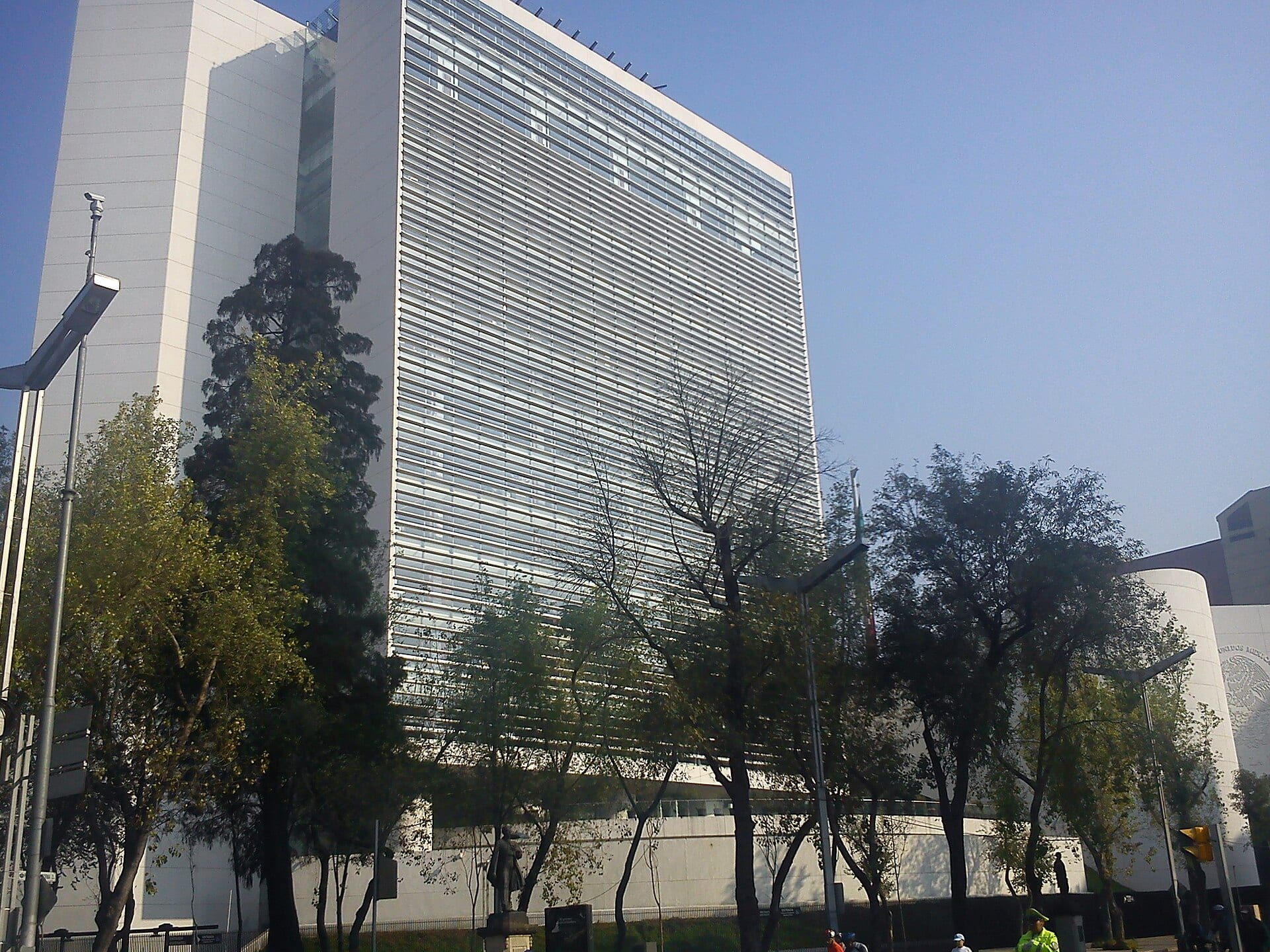 Fachada del edificio del Senado de la República sobre avenida Paseo de la Reforma.