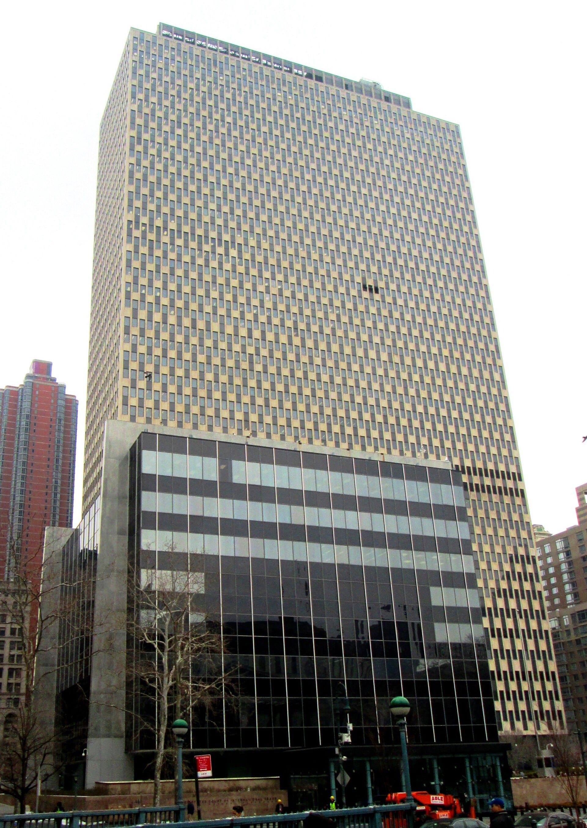 Torre de oficinas del edificio federal Jacob K. Javits en Nueva York, con un basamento de vidrio oscuro en la parte baja.