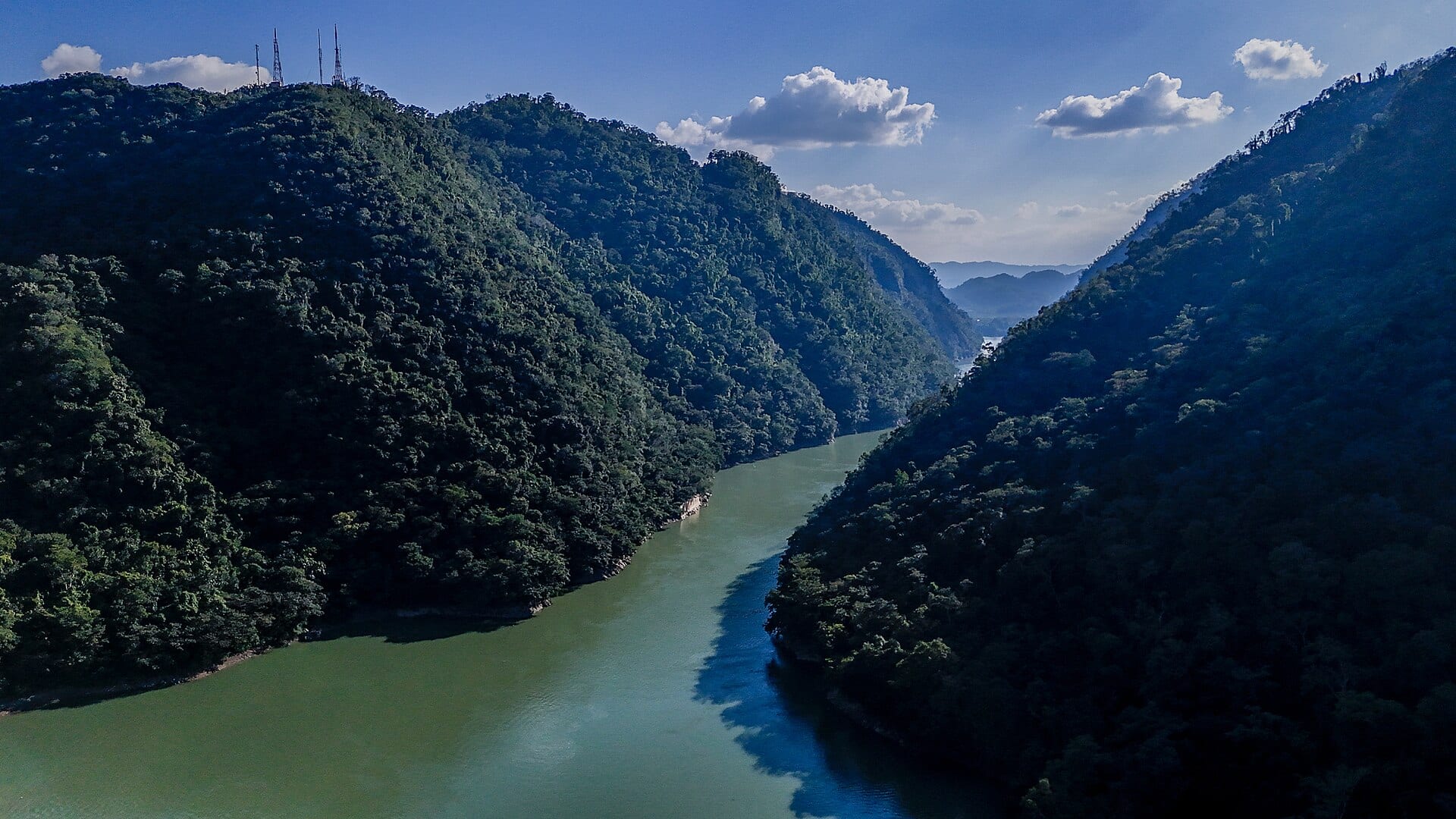 Vista aérea del cañón del Usumacinta en Boca del Cerro, con el río verdoso entre dos laderas cubiertas de selva.