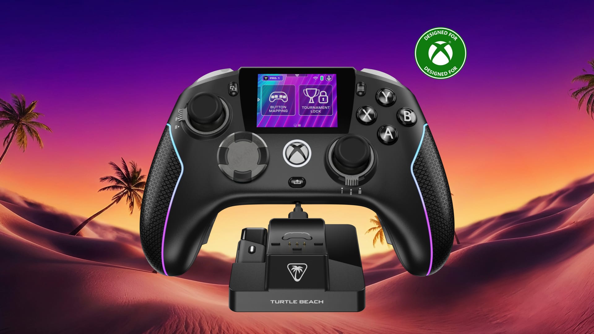 Mando negro con pantalla táctil al centro, luces moradas en las empuñaduras y su base de carga rápida con el logo de Turtle Beach.