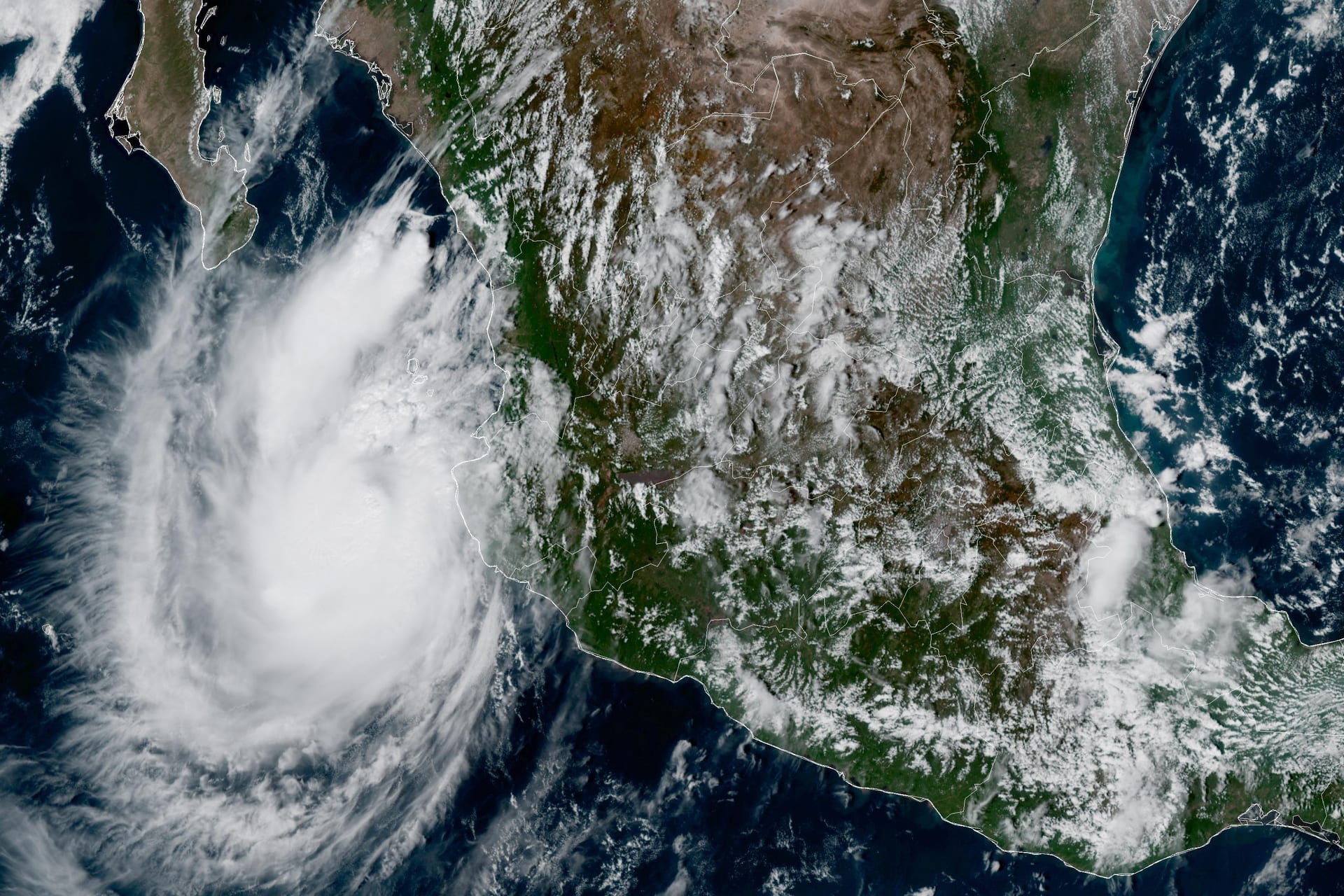 Imagen de satélite del occidente de México con el huracán Simón como una espiral de nubes sobre el Pacífico