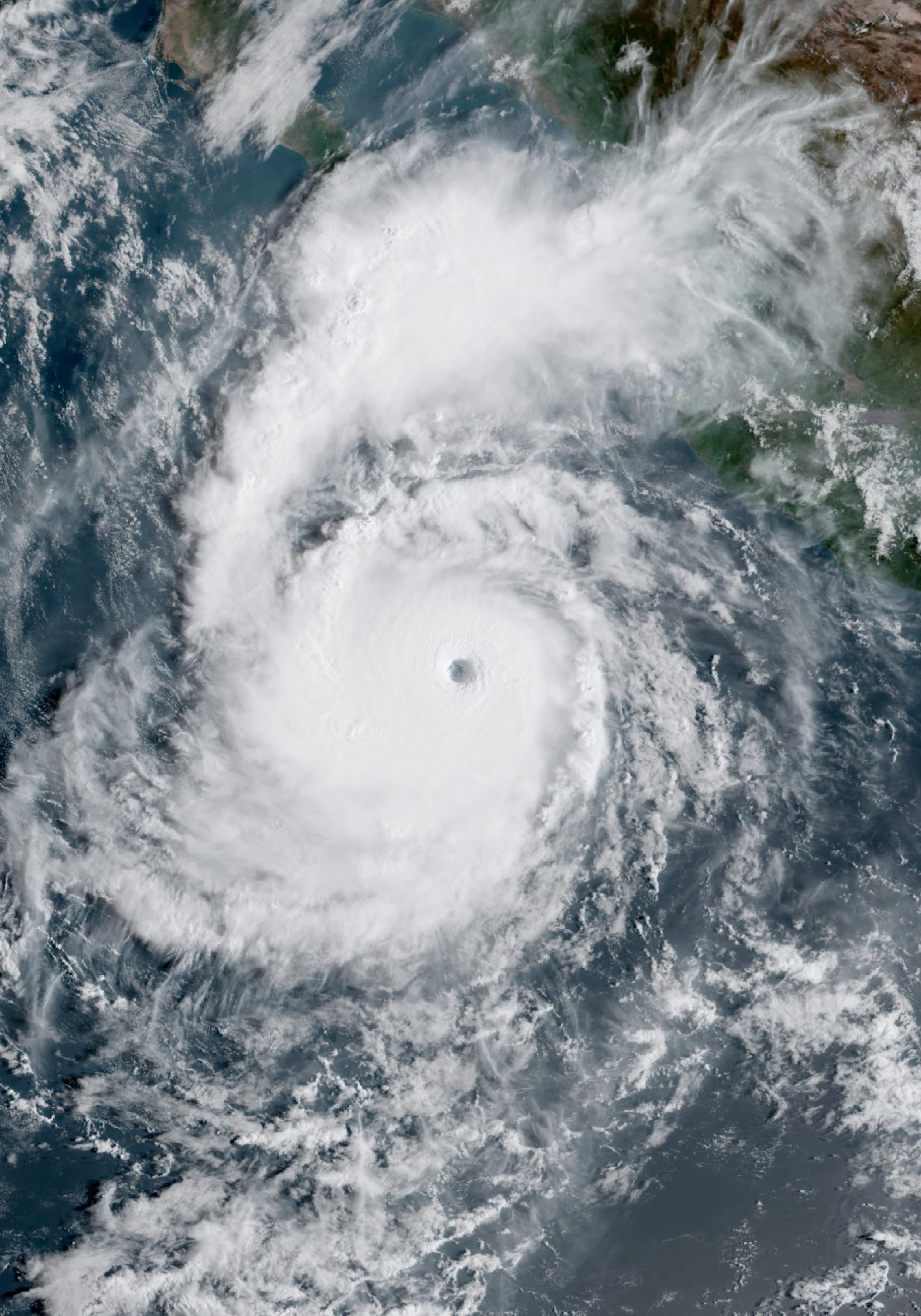 Espiral densa de nubes de un ciclón tropical sobre el océano Pacífico, vista desde satélite.