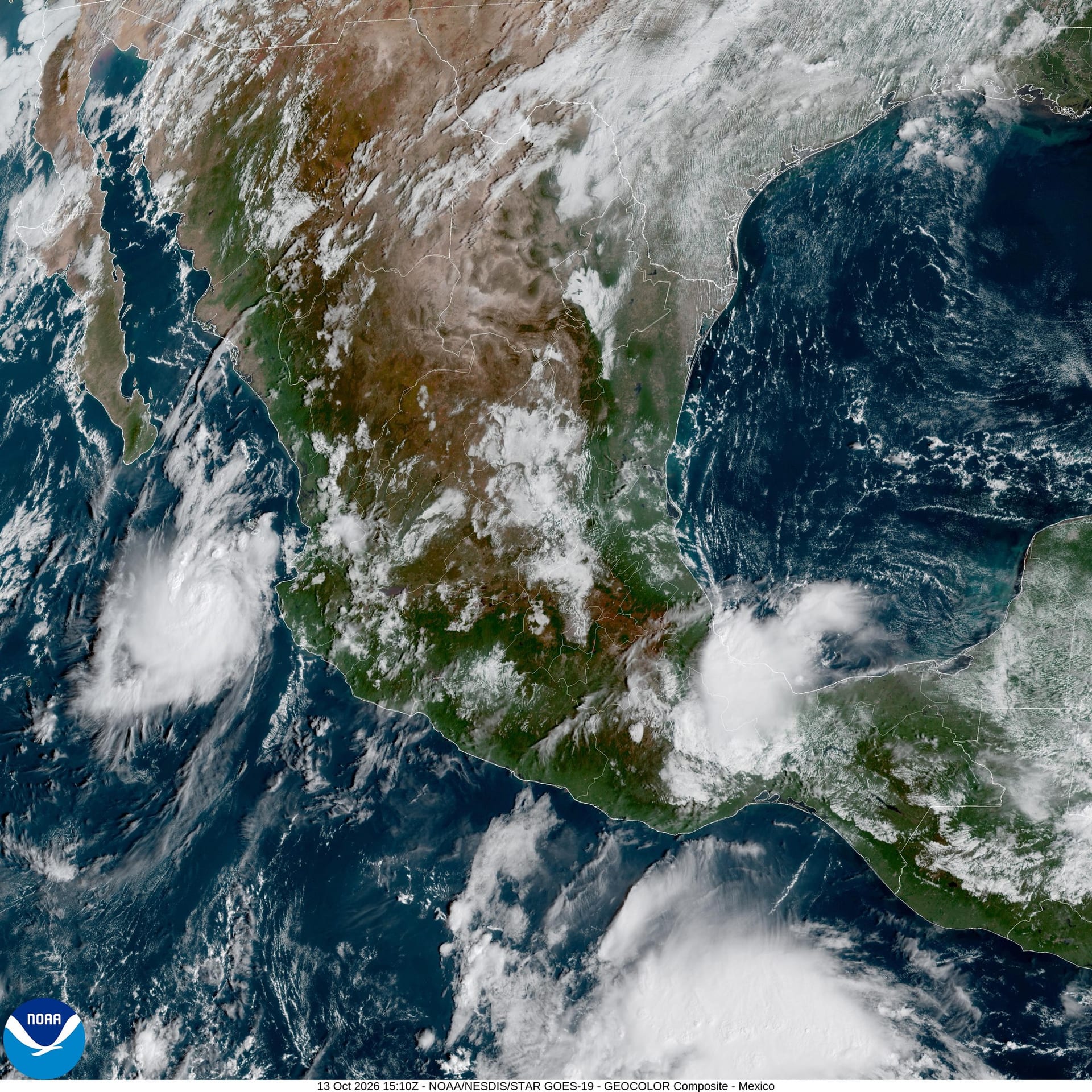 Imagen de satélite en color de México con masas de nubes sobre el Pacífico, una al oeste de Jalisco y otra al sur de Chiapas.