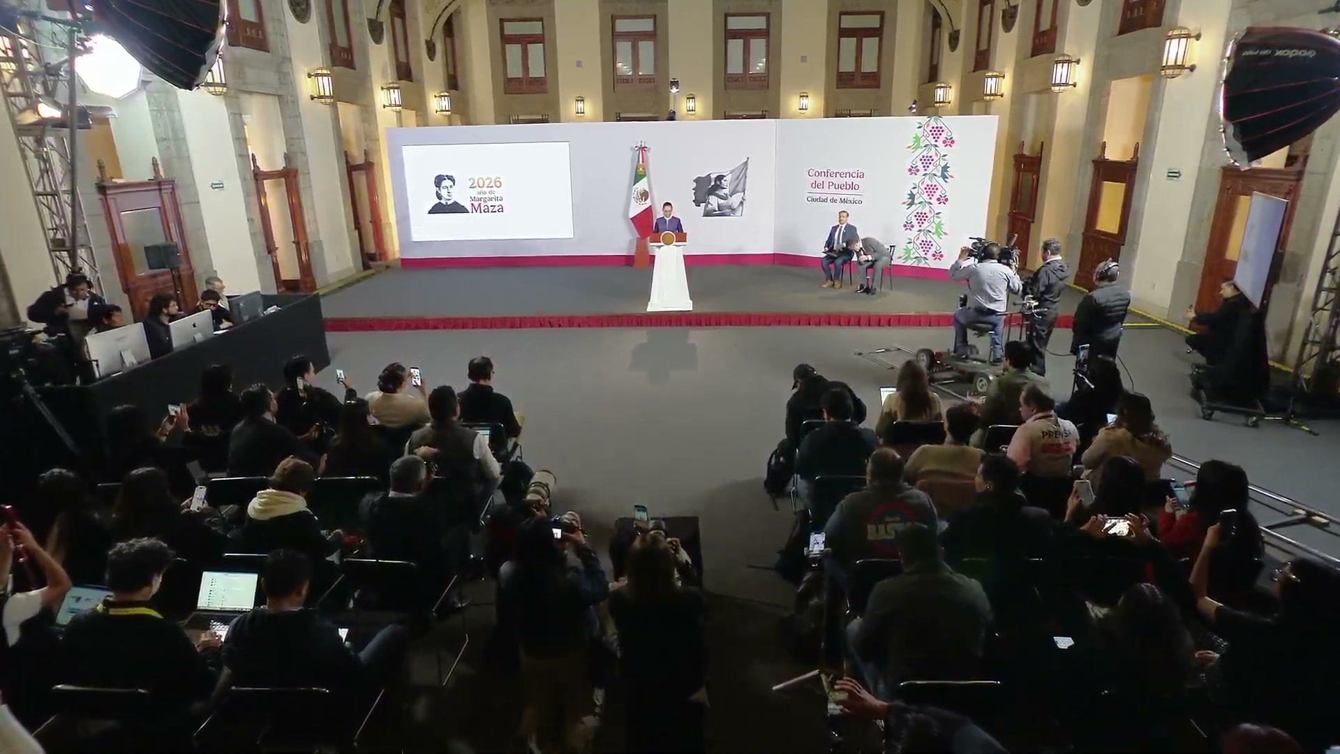 La presidenta habla desde el podio en el salón de la conferencia matutina, frente a la prensa sentada.