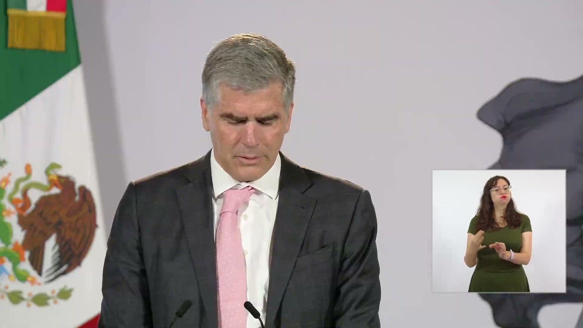 David O'Donnell, presidente de la AMPIP, habla desde el podio de la conferencia matutina, con la bandera de México a su izquierda.