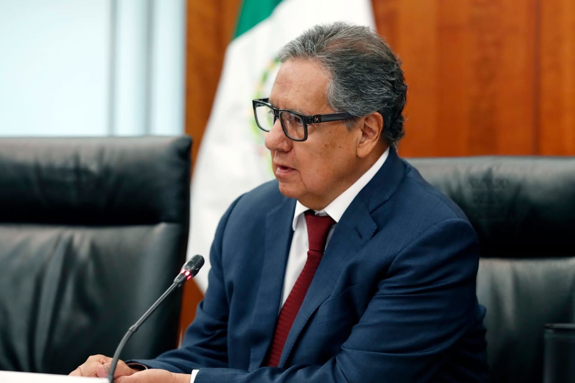 Higinio Martínez Miranda, presidente de la Mesa Directiva del Senado, habla frente a un micrófono