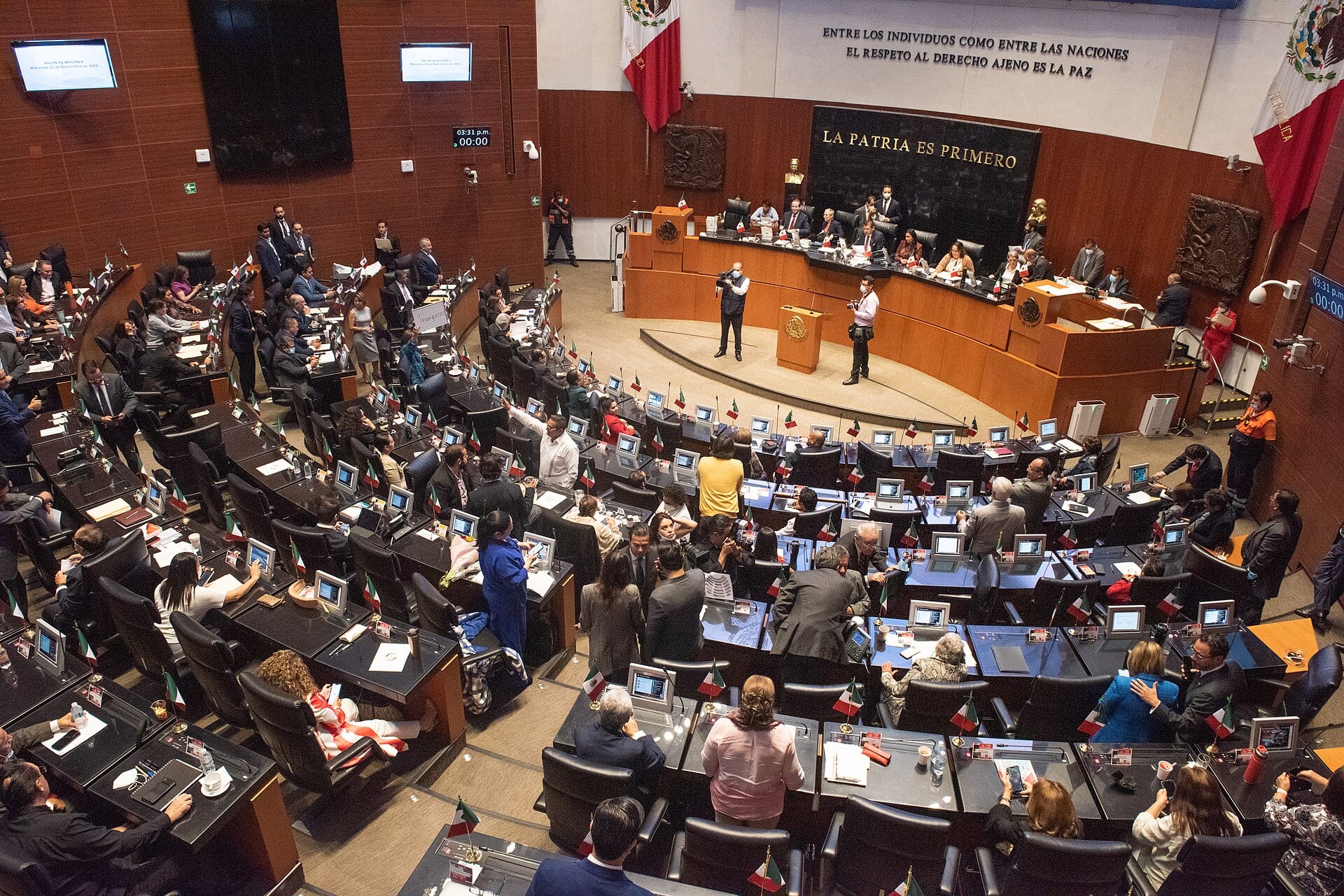 Vista desde lo alto del pleno del Senado, con legisladores en sus escaños y la mesa directiva bajo el lema "La patria es primero".