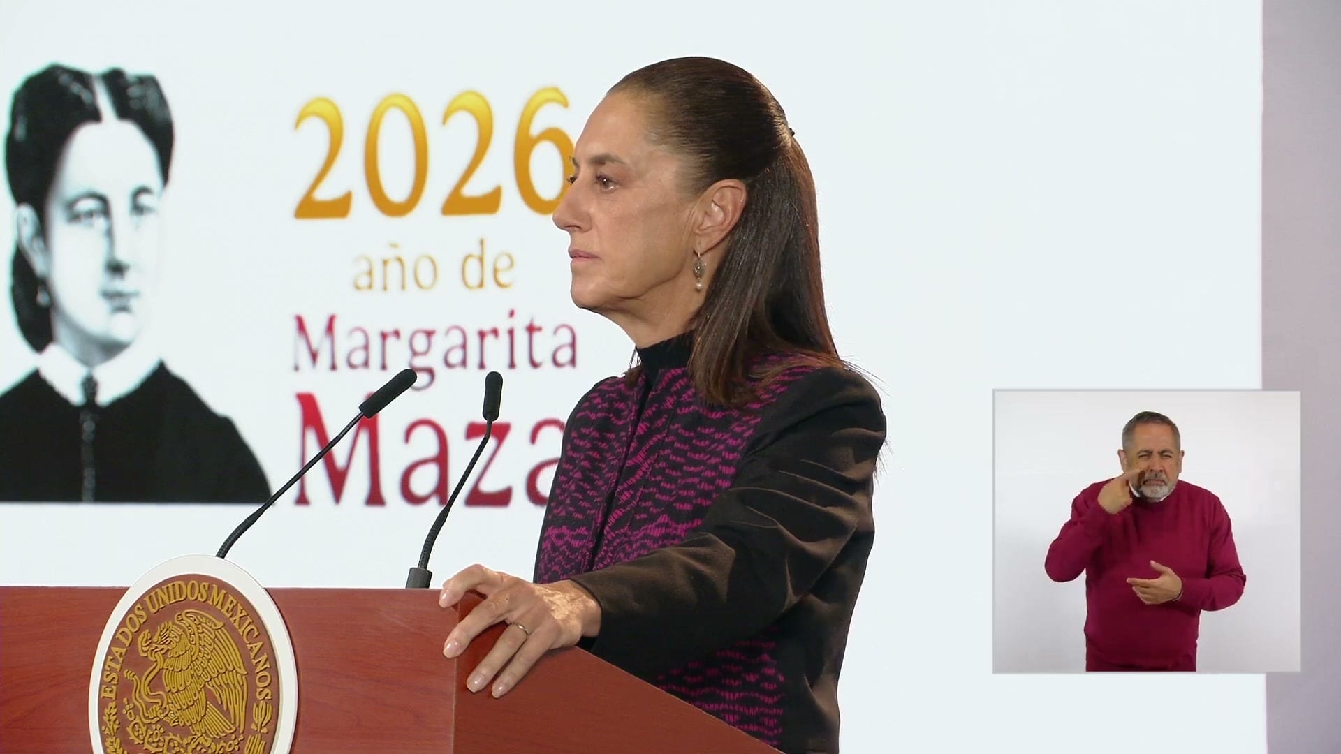 La presidenta Claudia Sheinbaum, de perfil, junto al podio de la conferencia matutina.