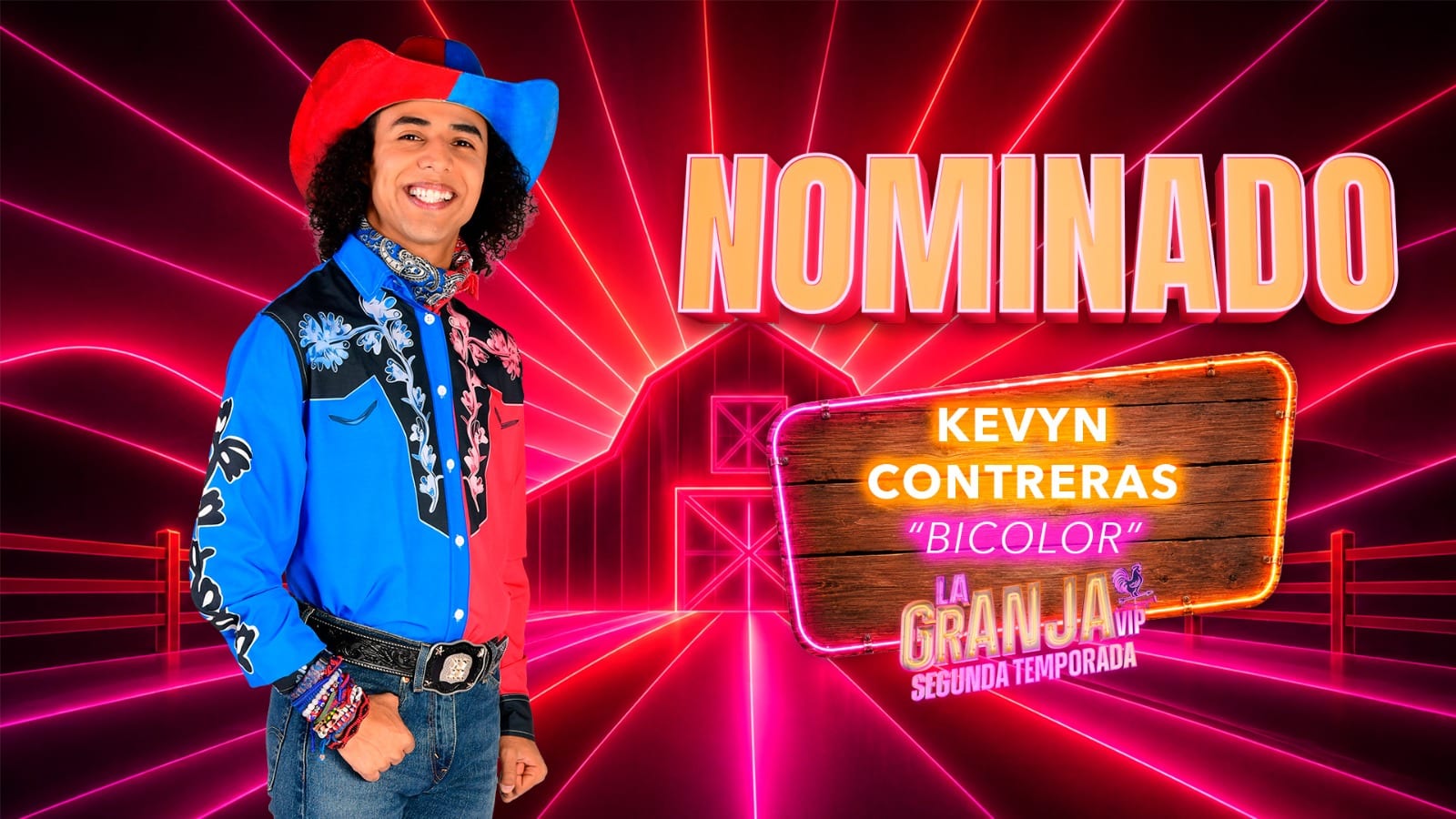 Un joven de cabello rizado, con sombrero y camisa mitad azul y mitad roja, posa junto a un letrero luminoso que dice Nominado y su nombre.