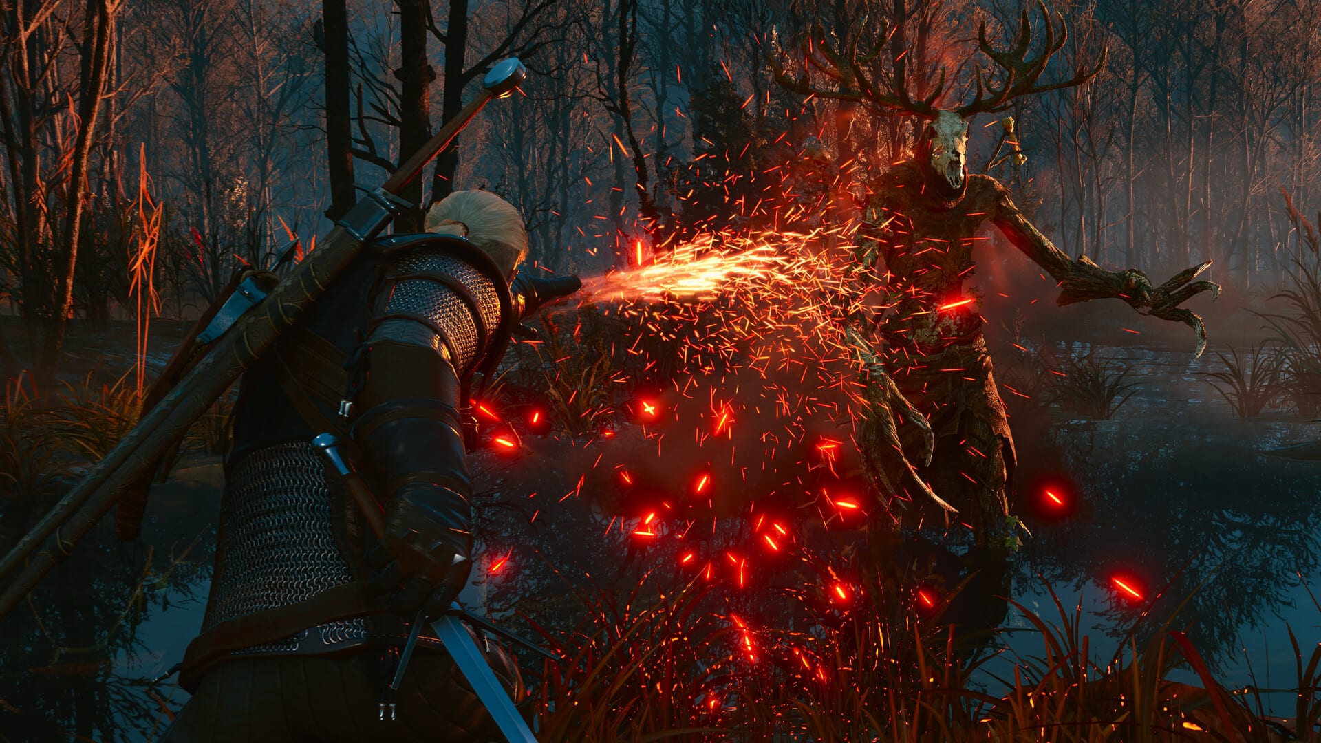 Geralt, con una espada al hombro, dispara chispas rojas desde la mano hacia un monstruo con cráneo de ciervo y astas, en un pantano de noche.