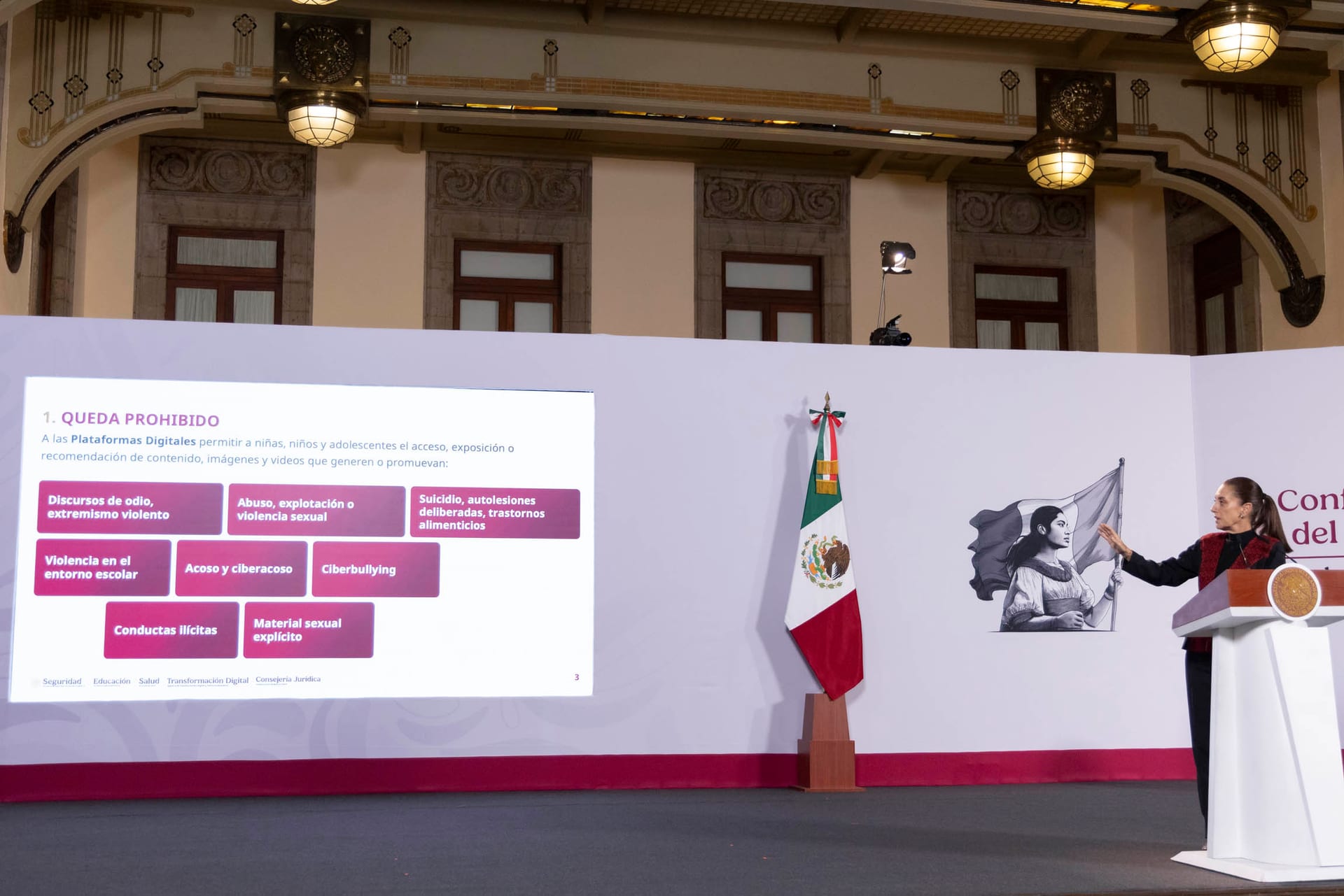 La presidenta Claudia Sheinbaum, a la derecha del cuadro, señala una diapositiva sobre plataformas digitales durante la conferencia matutina del 9 de octubre de 2026.