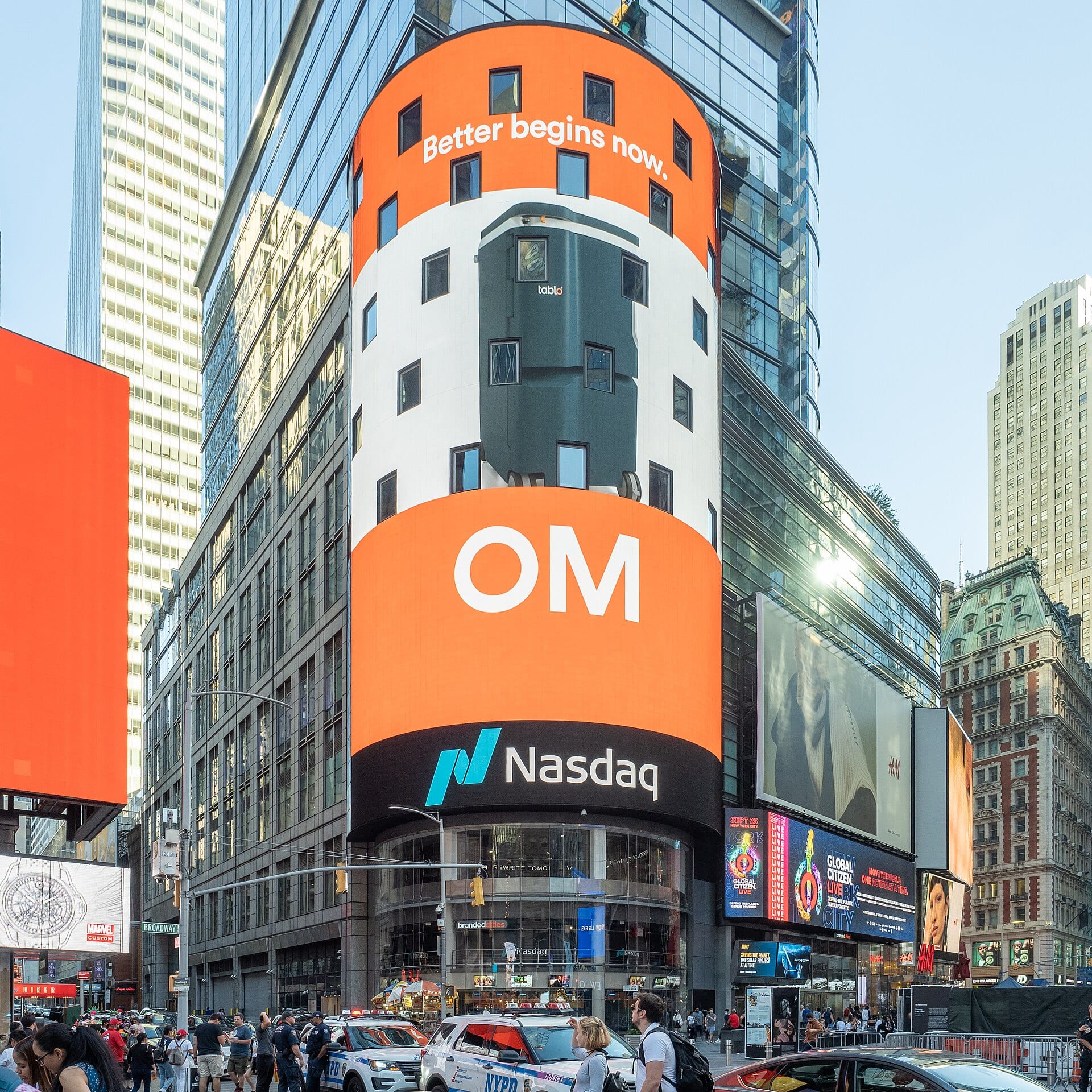 La torre del Nasdaq MarketSite en Times Square, con su pantalla curva y el logotipo del Nasdaq en la base.