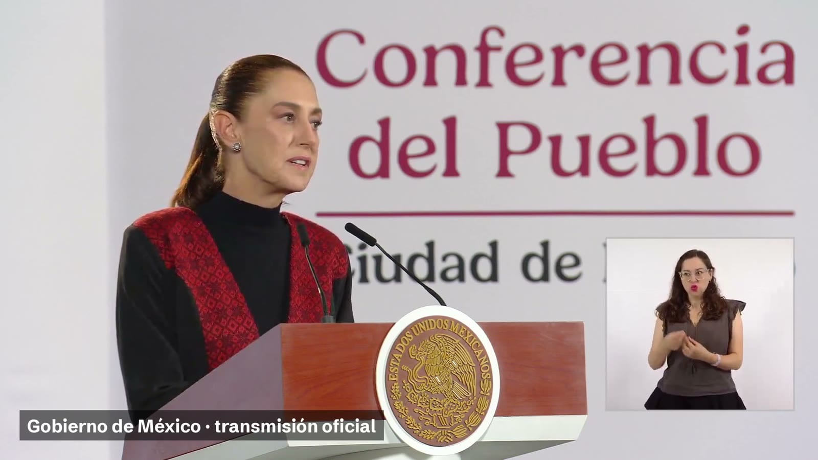 Claudia Sheinbaum habla desde el atril en la conferencia matutina del 9 de octubre de 2026.