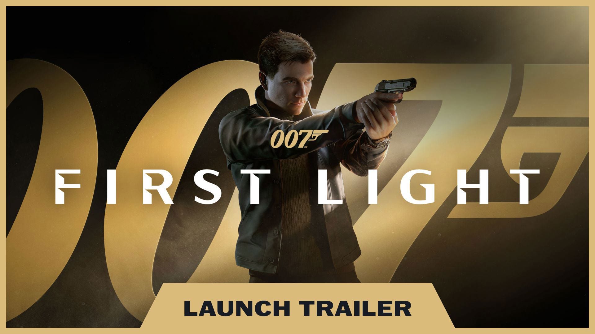 James Bond de perfil, apuntando una pistola, frente a un enorme 007 dorado y el título First Light.