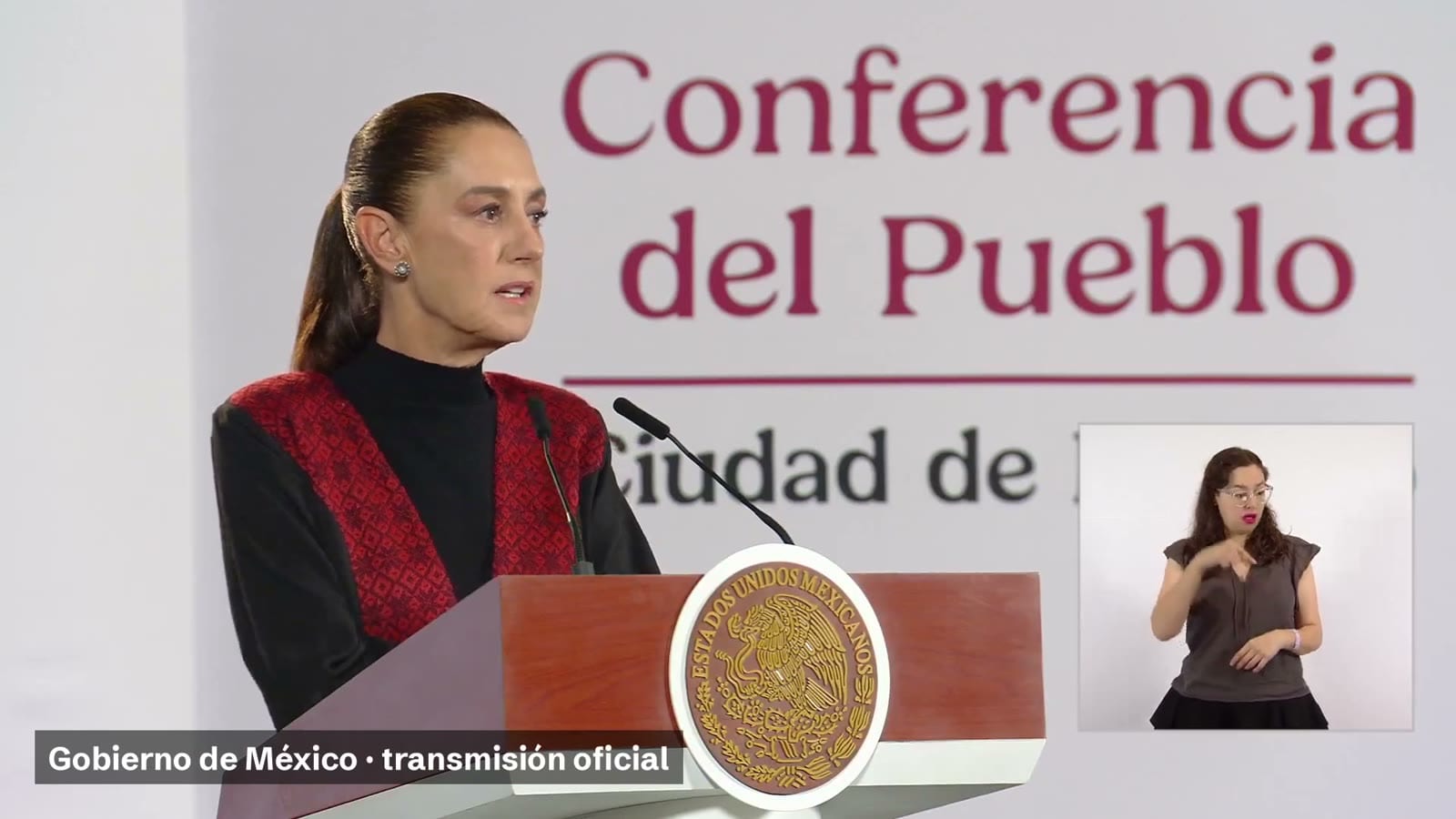 Claudia Sheinbaum habla desde el atril en la conferencia matutina del 9 de octubre de 2026.