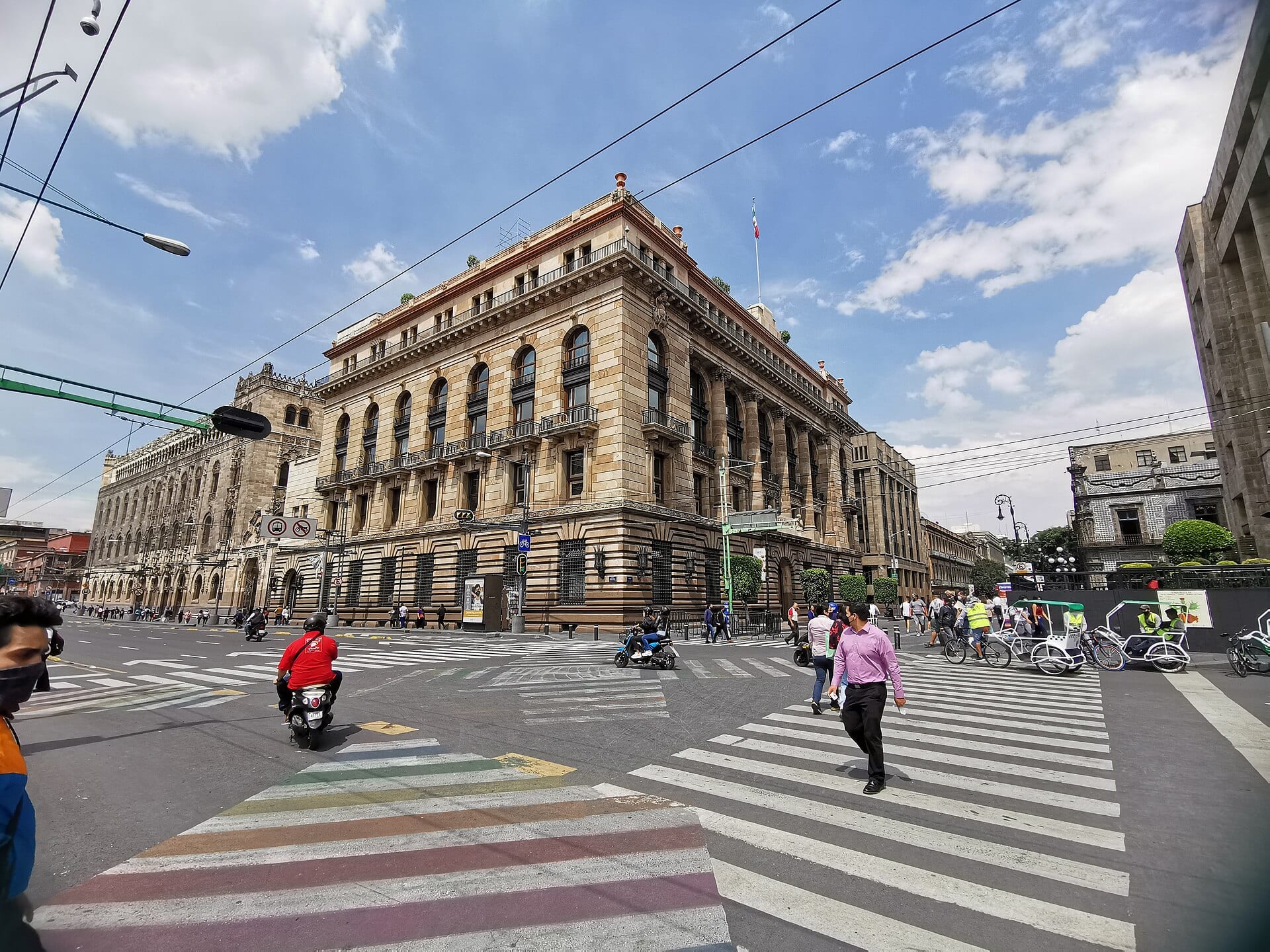 Fachada de piedra de un edificio de estilo neoclásico en una esquina del Centro Histórico de la Ciudad de México.