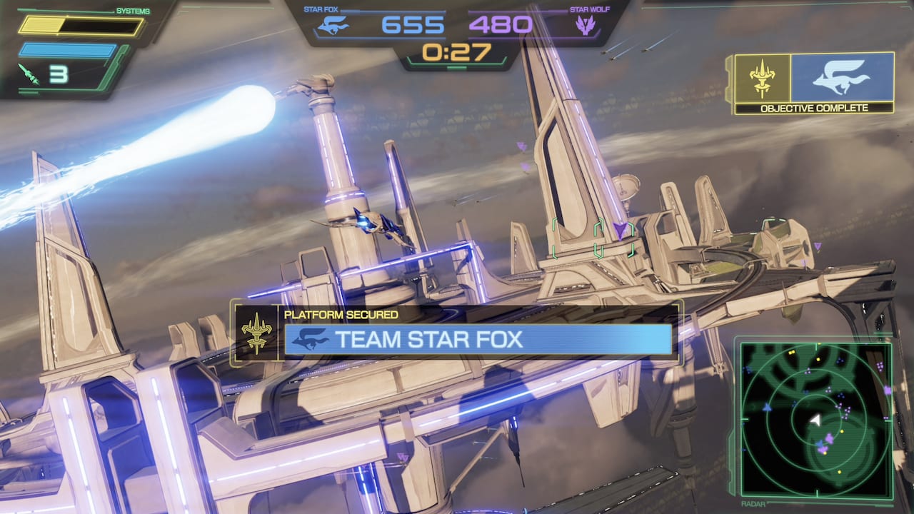 Una nave azul vuela junto a torres blancas de una estructura flotante, con el aviso de plataforma asegurada por el equipo Star Fox.