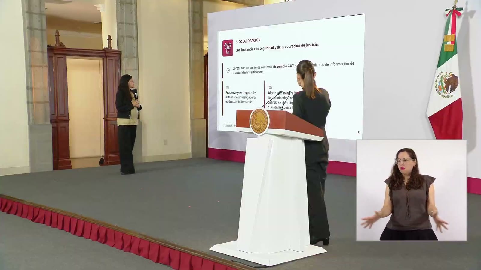 Luisa María Alcalde Luján presenta en la conferencia matutina una lámina sobre el decreto de plataformas digitales.