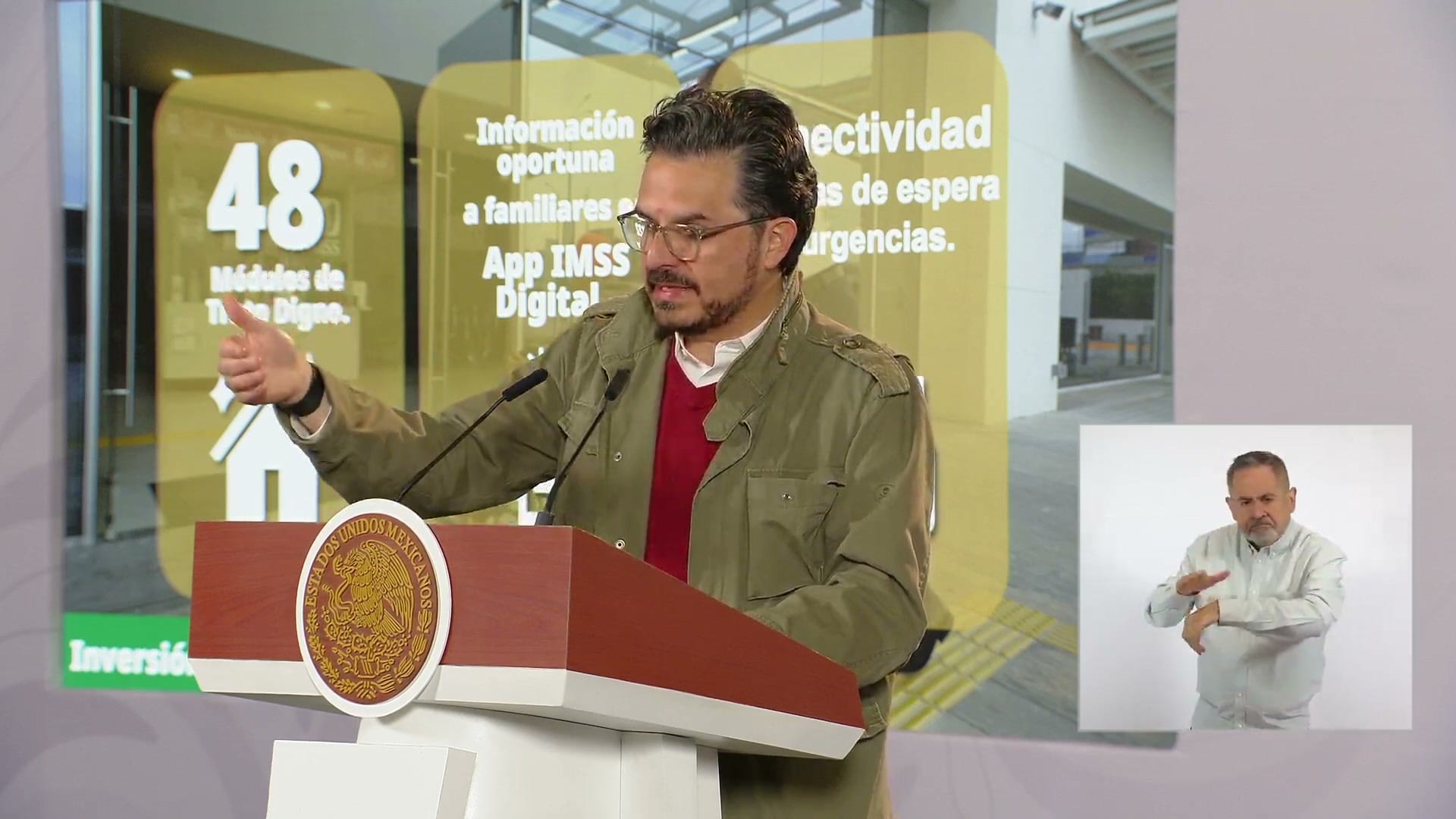 Zoé Robledo, director del IMSS, habla en la conferencia matutina frente a una lámina que menciona la app IMSS Digital y la conectividad en salas de espera.