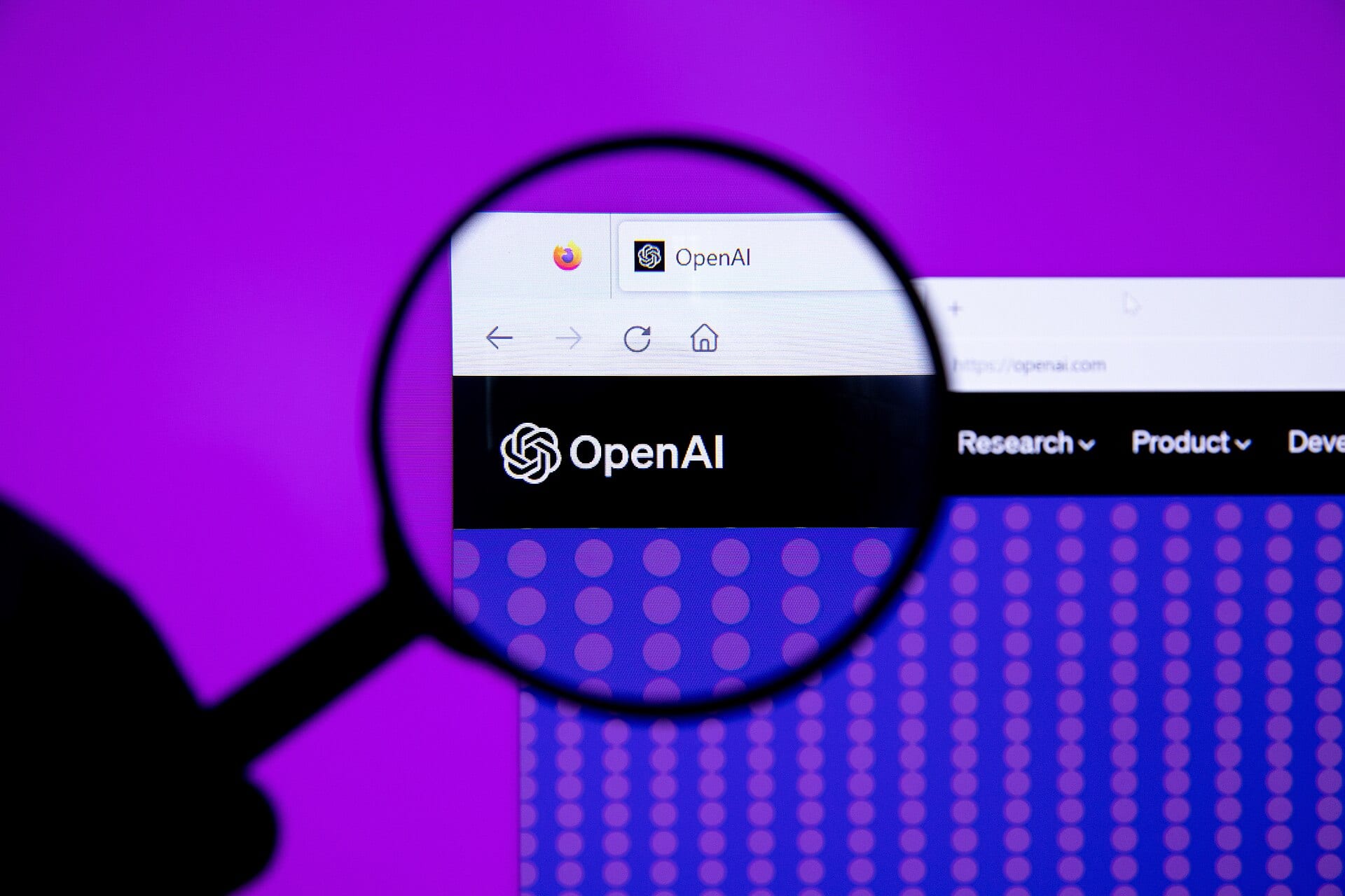 Una lupa sobre la barra de un navegador que muestra el logotipo y el menú del sitio de OpenAI, sobre un fondo morado.