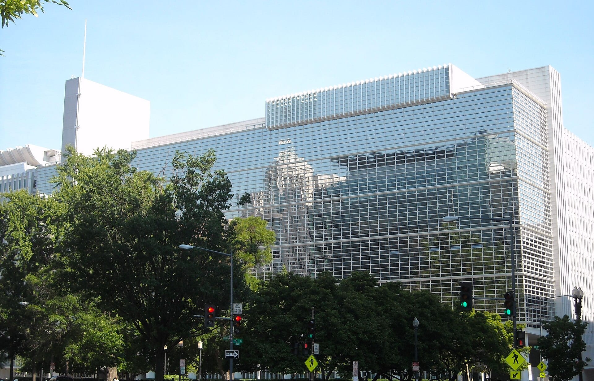 Fachada de vidrio del edificio sede del Banco Mundial en Washington.