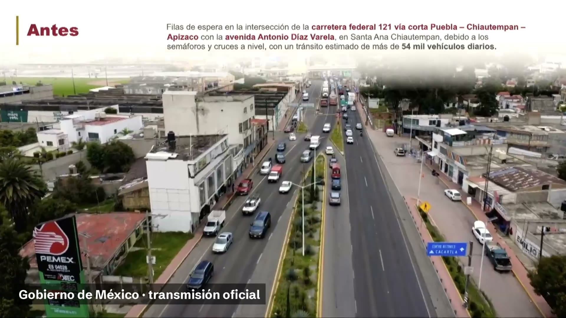 Vista aérea de la carretera 121 en Santa Ana Chiautempan con filas de autos y camiones, en una lámina de la conferencia titulada Antes.