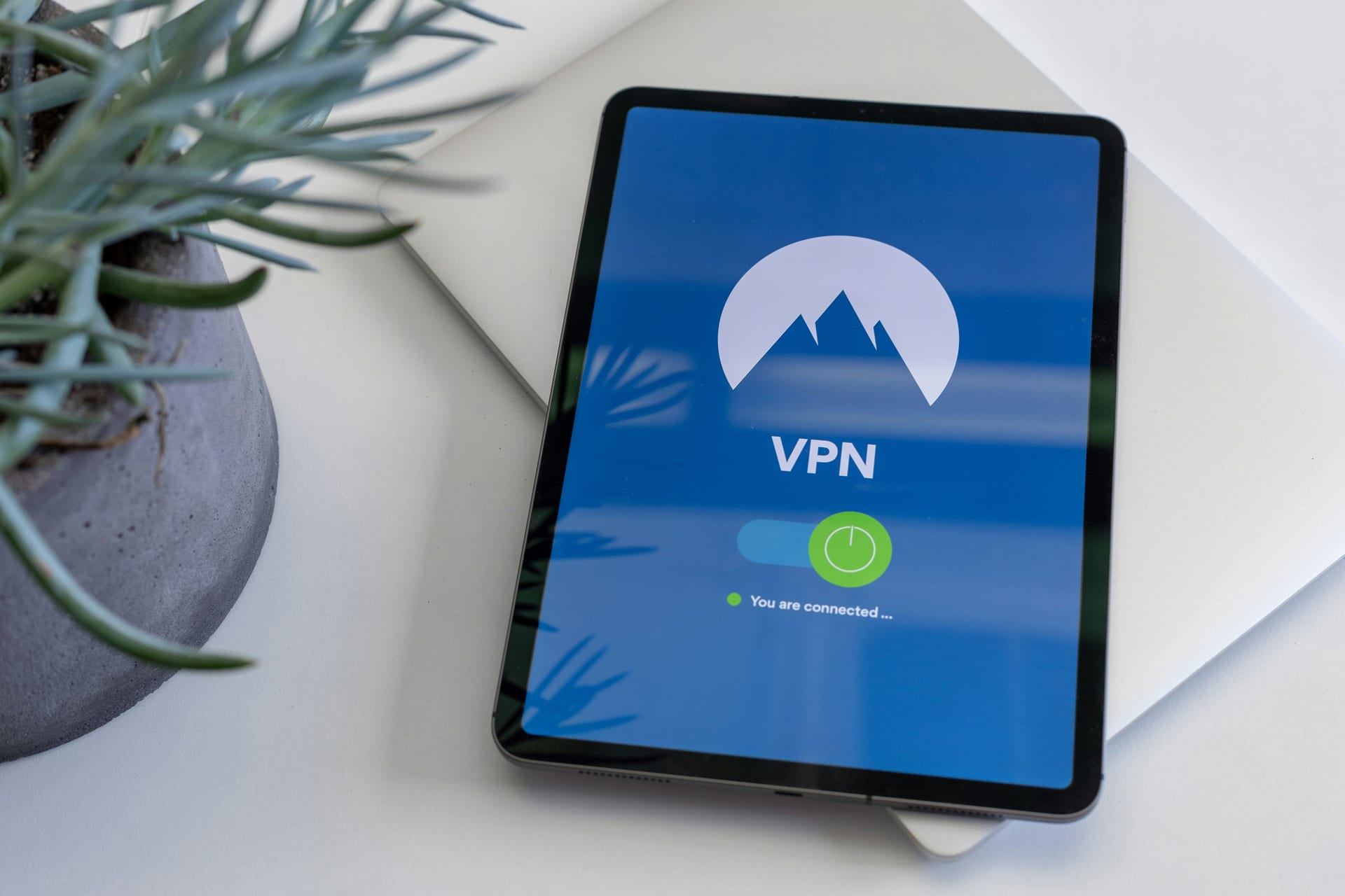 Una tableta negra encendida que muestra en pantalla la palabra VPN.