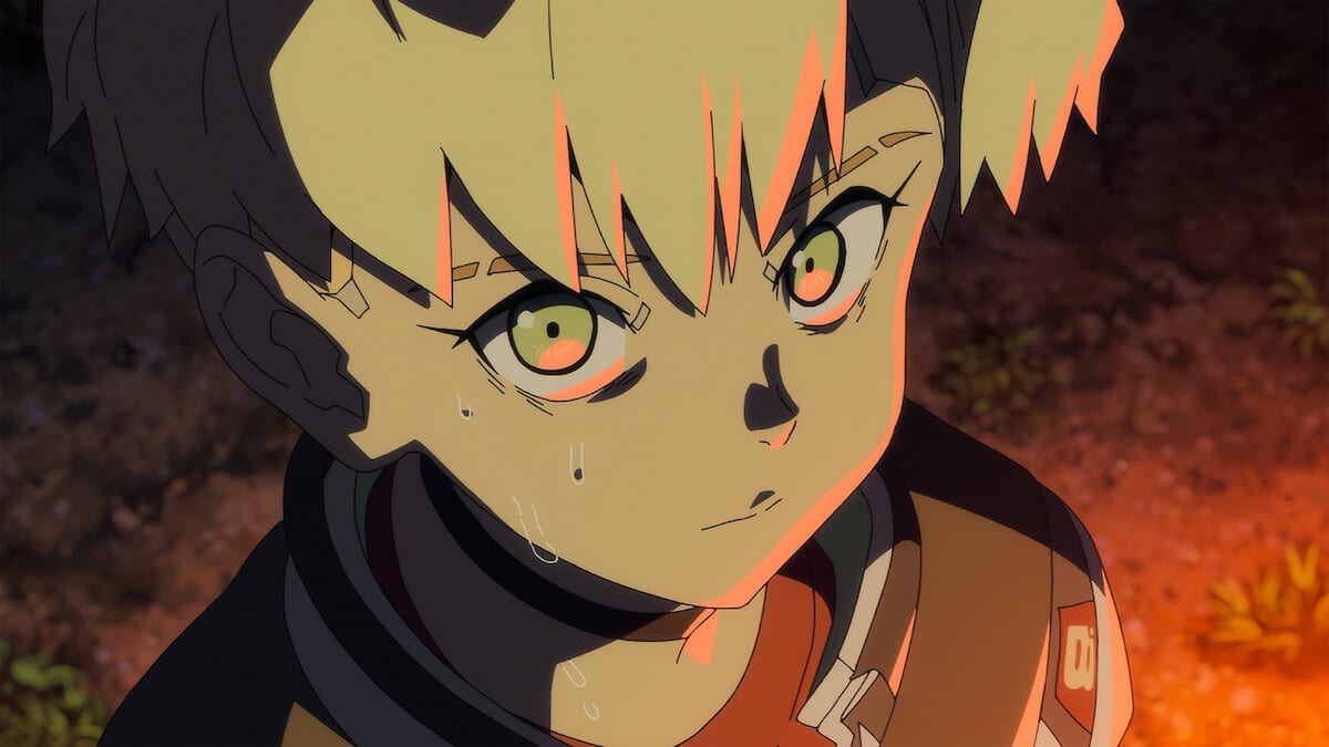Personaje de anime de cabello rubio corto y expresión decidida, con lágrimas en el rostro, mira hacia arriba de noche bajo luz anaranjada.