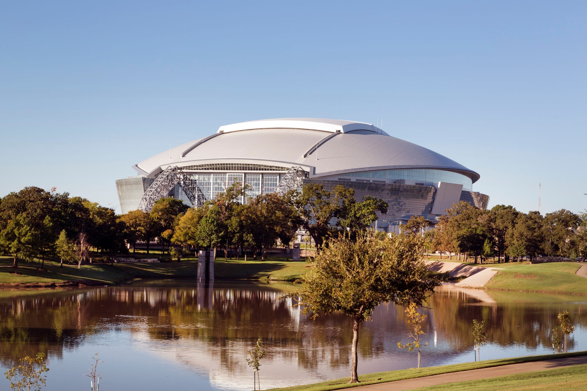 Vista exterior del estadio de los Cowboys en Arlington, Texas, un recinto con techo retráctil.