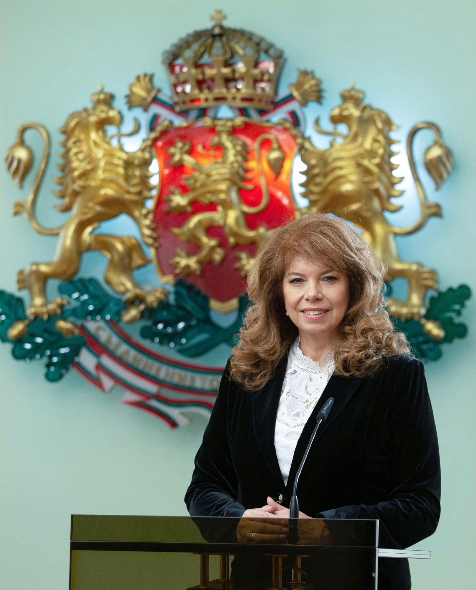 Iliana Iotova, presidenta de Bulgaria, habla detrás de un atril frente al escudo de armas del país.