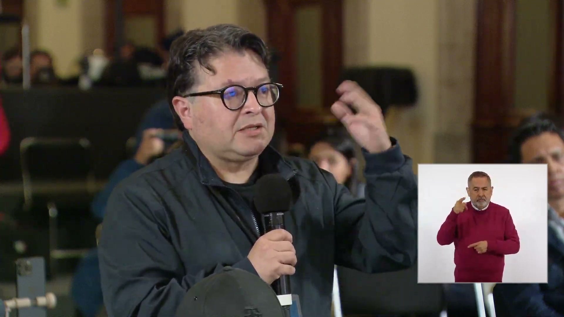 Fotograma de la conferencia matutina del 12 de octubre de 2026 en el momento en que la presidenta respondió sobre la serie.