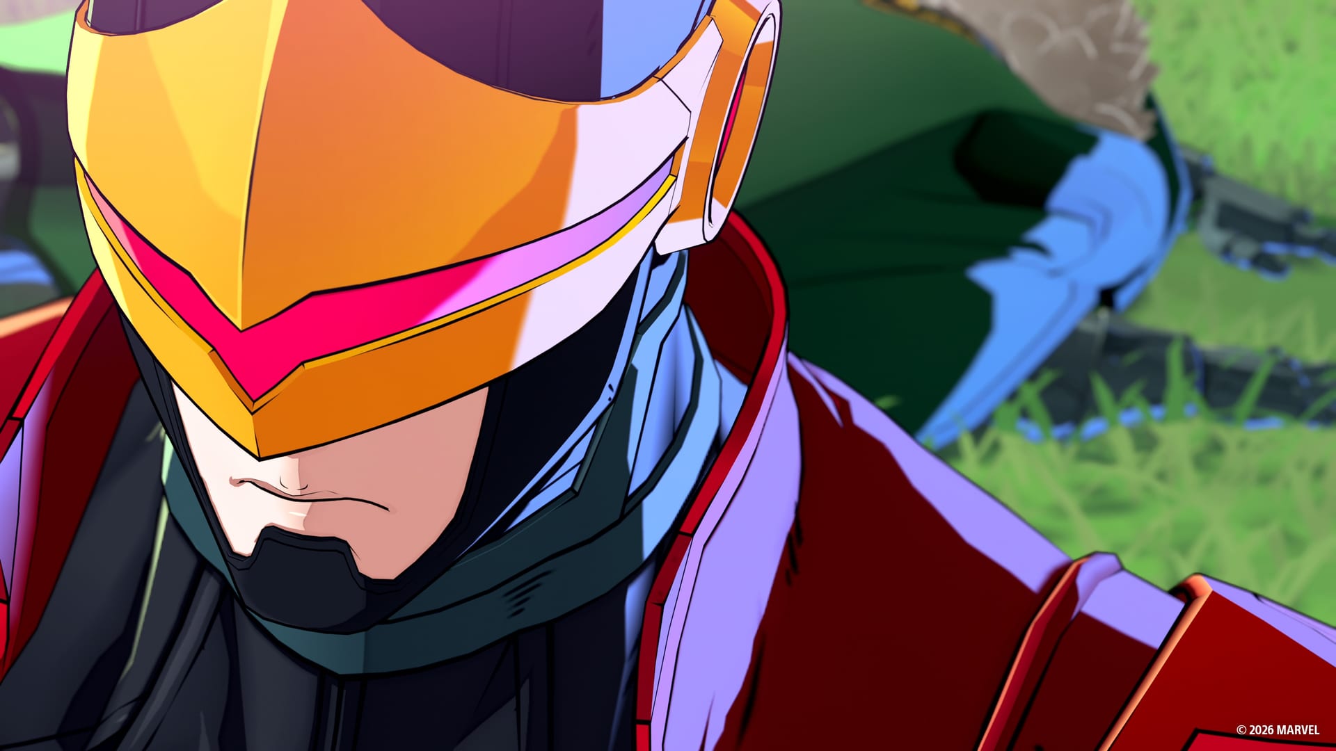 Primer plano del visor dorado y rosa de Cyclops, con la cabeza inclinada y pasto desenfocado al fondo.