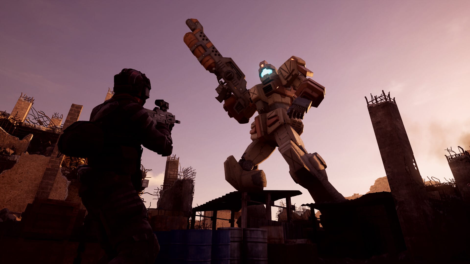 Un soldado apunta su rifle hacia un mobile suit que levanta un cañón entre edificios en ruinas, al atardecer.