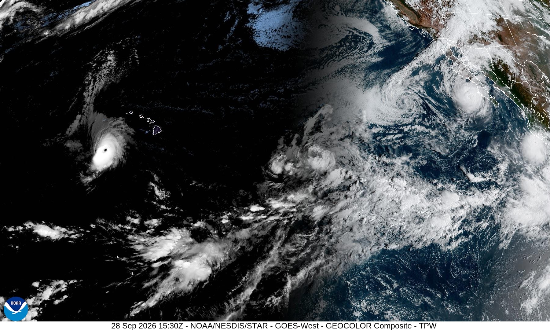 Imagen satelital del océano Pacífico con varios sistemas nubosos en espiral frente a las costas de México y Baja California.