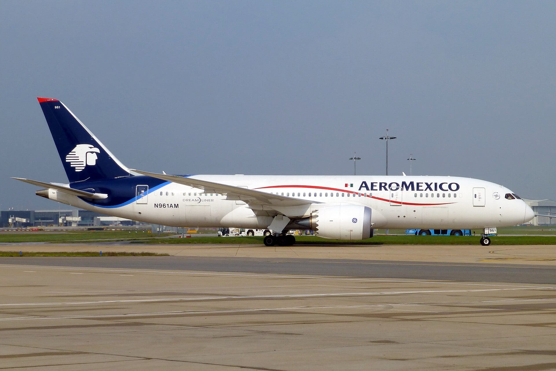 Un Boeing 787-8 Dreamliner de Aeroméxico rueda por la pista de un aeropuerto, con el nombre de la aerolínea en el fuselaje y el águila en la cola.