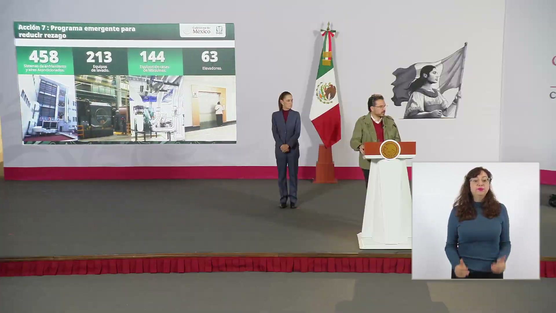 Zoé Robledo, director del IMSS, junto a la lámina de la acción 7 durante la conferencia matutina del 27 de octubre.