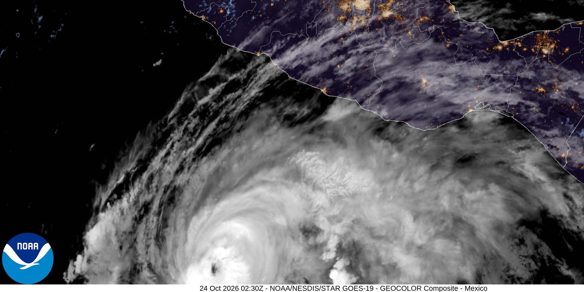 Imagen de satélite de la costa del Pacífico mexicano con la espiral de nubes de un huracán al sur de Guerrero.