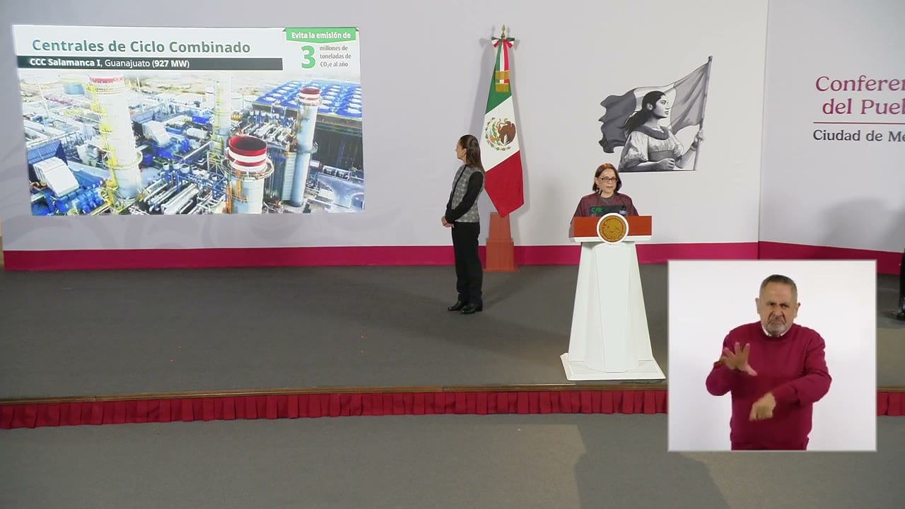 Lámina en la pantalla grande titulada «Centrales de Ciclo Combinado», con una foto aérea de la central CCC Salamanca I, Guanajuato (927 MW). Un recuadro verde indica: «Evita la emisión de 3 millones de toneladas de CO2e al año».