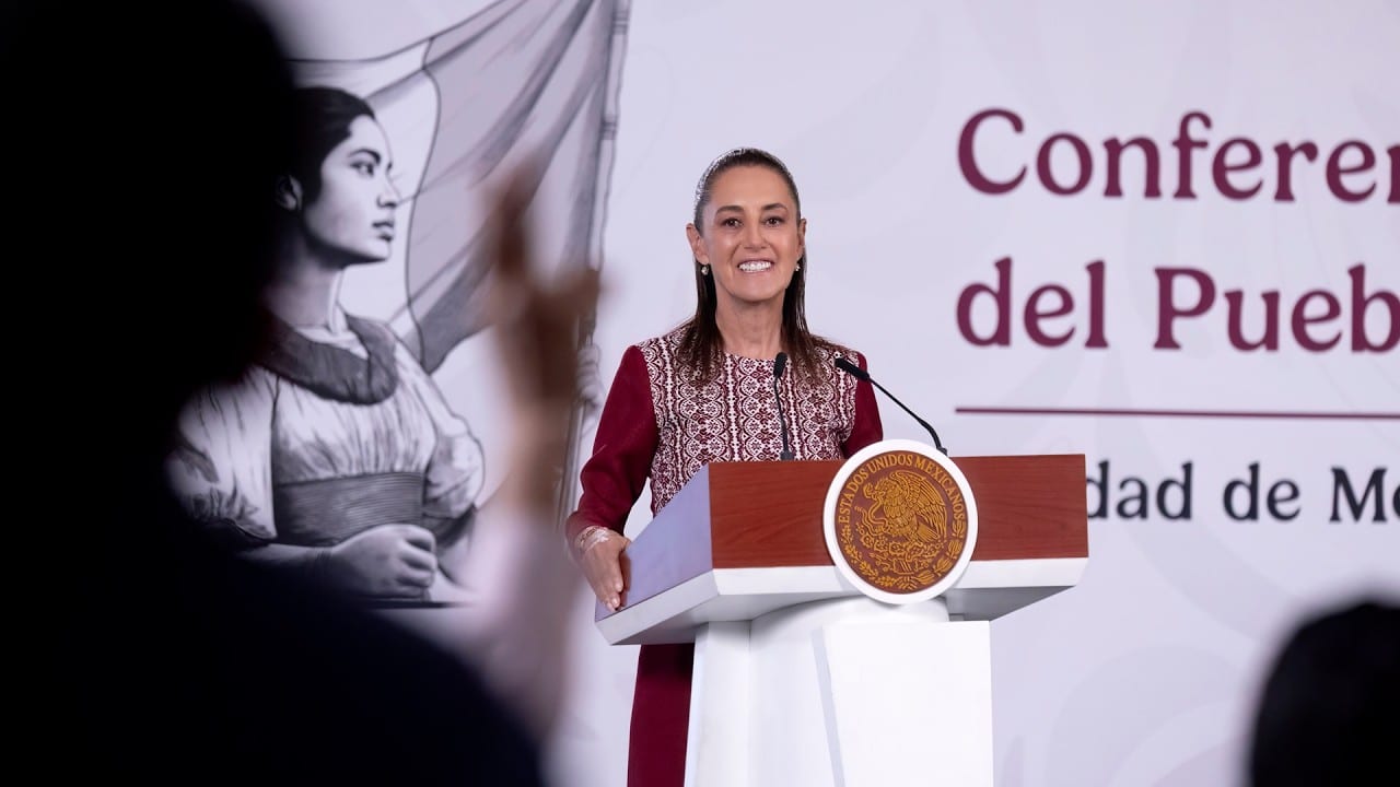 La presidenta Claudia Sheinbaum habla desde el atril en la conferencia matutina en Palacio Nacional.