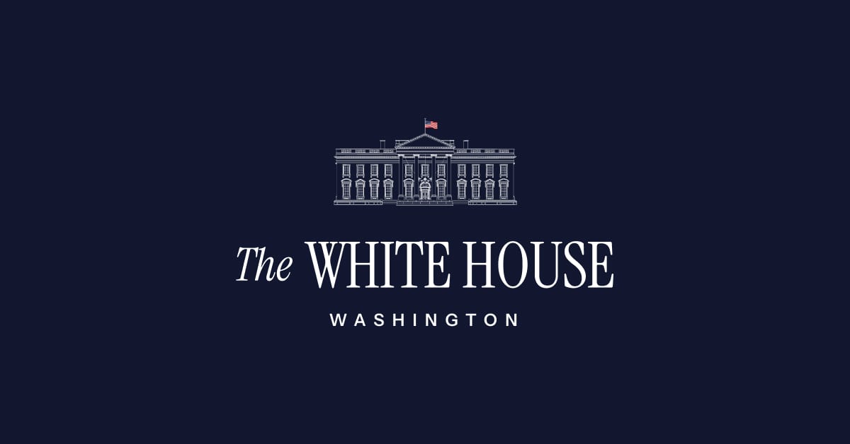 Dibujo lineal de la fachada de la Casa Blanca con una bandera, sobre fondo azul marino y el texto The White House Washington.
