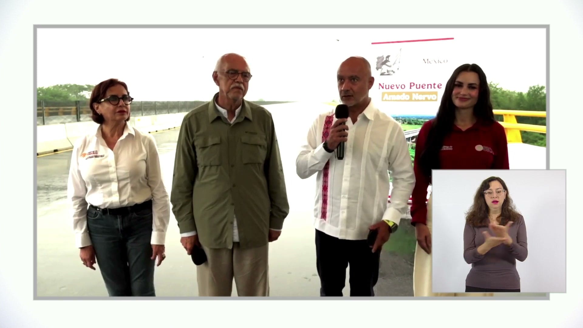 Cuatro personas de pie sobre el puente, ante un cartel que dice Nuevo Puente Amado Nervo; una de ellas habla al micrófono.