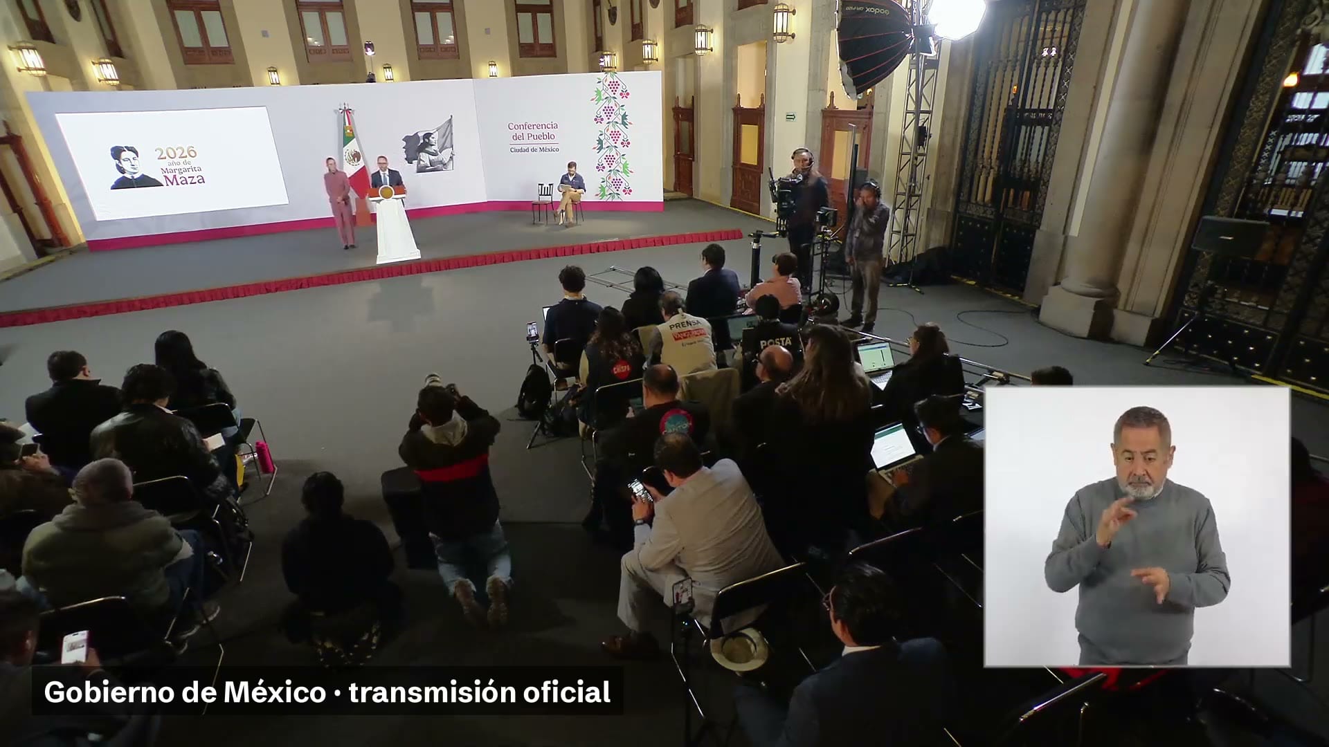 Eduardo Clark habla en el podio de la conferencia matutina, junto a la presidenta Claudia Sheinbaum, ante reporteros sentados en el salón.