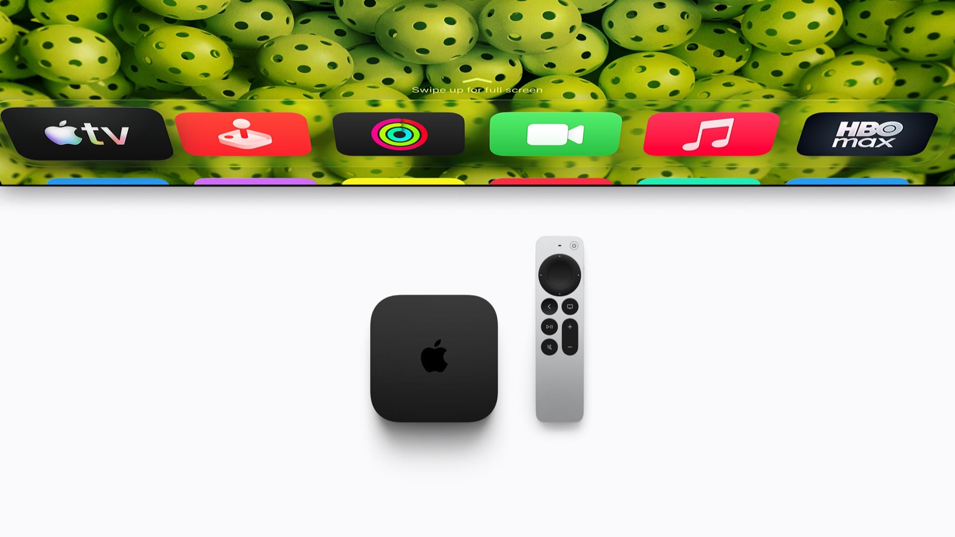 El nuevo Apple TV 4K, una caja negra cuadrada, junto a su control remoto plateado.