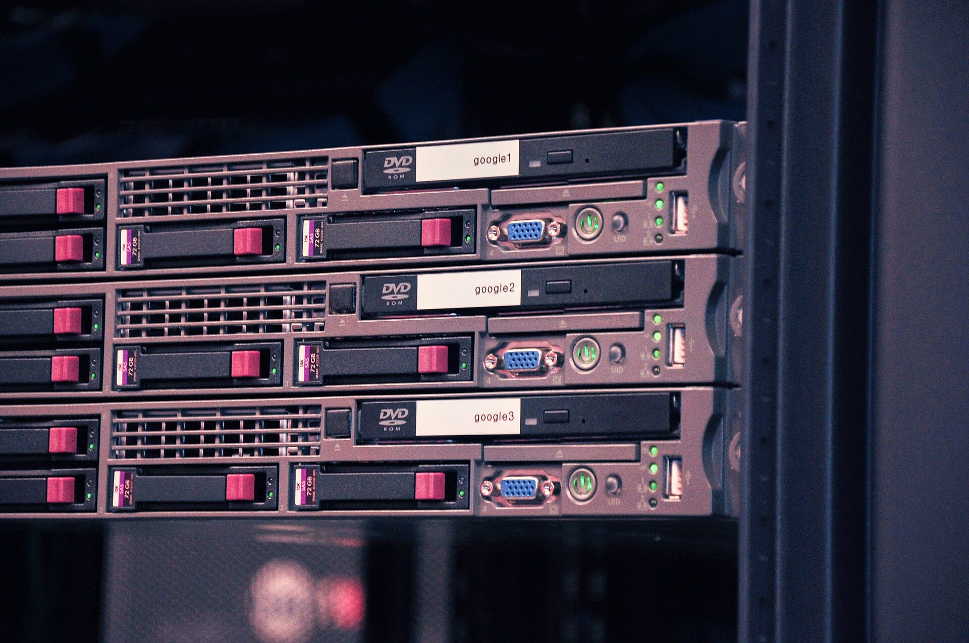 Tres servidores en un bastidor con etiquetas que dicen google1, google2 y google3, con luces verdes encendidas.